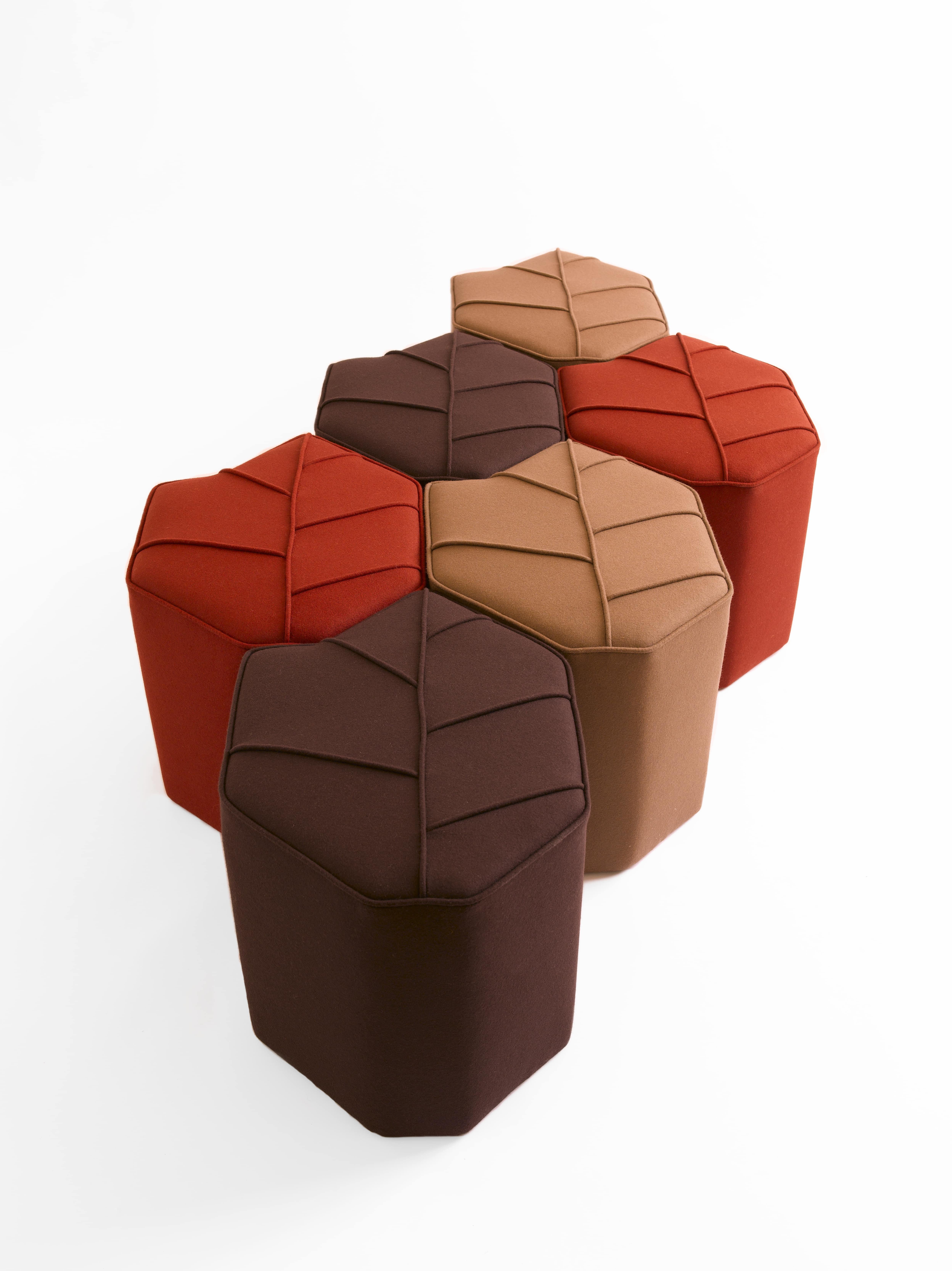 XXI secolo e contemporaneo Pouf moderno Leaf Seat di design by nico, rivestito in Kvadrat  Tessuto di lana in vendita