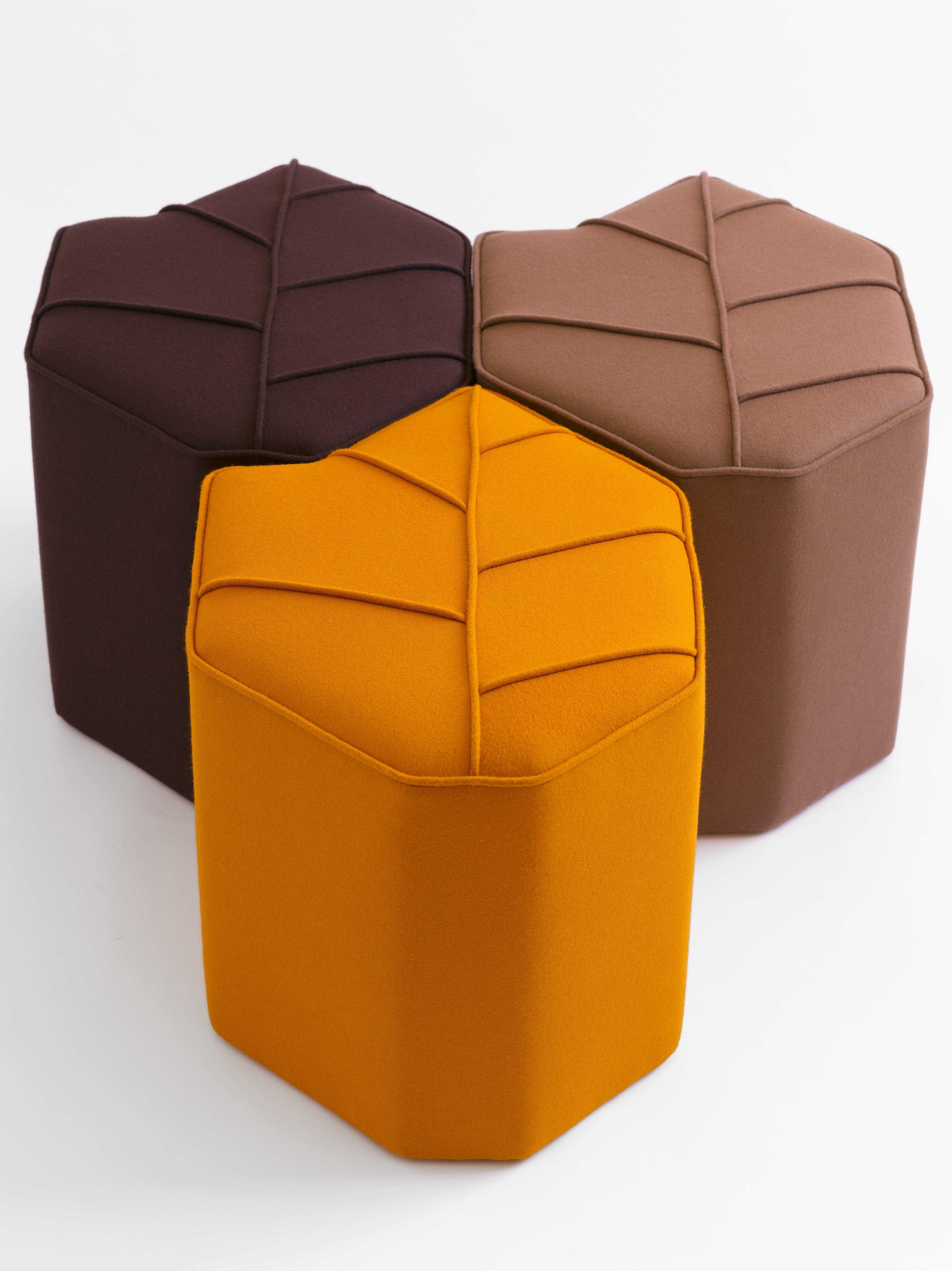 Metallo Pouf moderno Leaf Seat di design by nico, rivestito in Kvadrat  Tessuto di lana in vendita