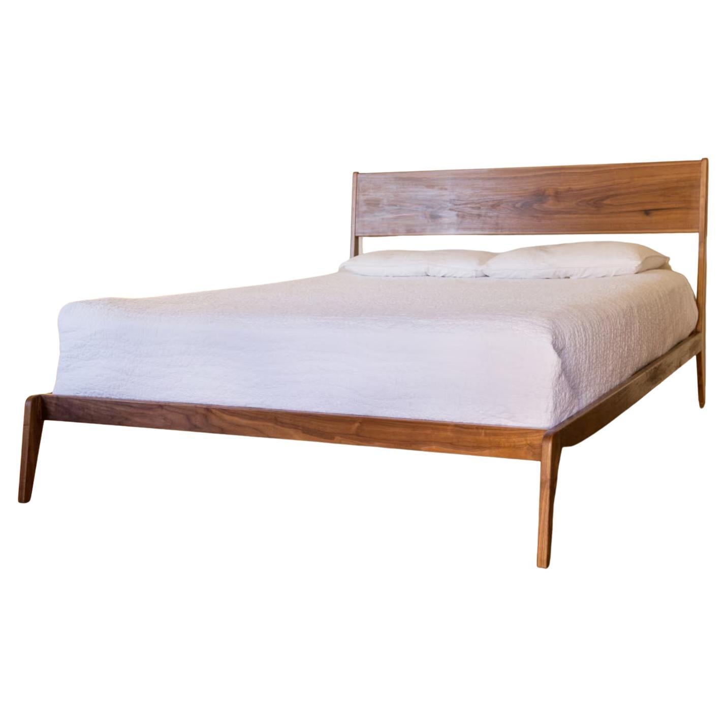 es modernes Lean-Bett – Minimalistisches King Queen-Bett aus Nussbaumholz, Mitte des Jahrhunderts