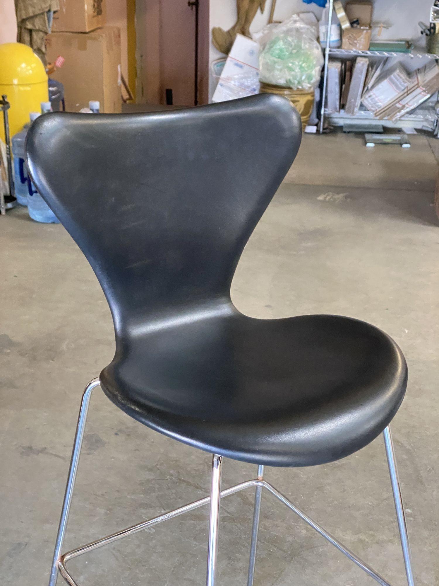 Set of Modern Leather Bar Stools by Arne Jacobsen for Fritz Hansen In Excellent Condition In Van Nuys, CA