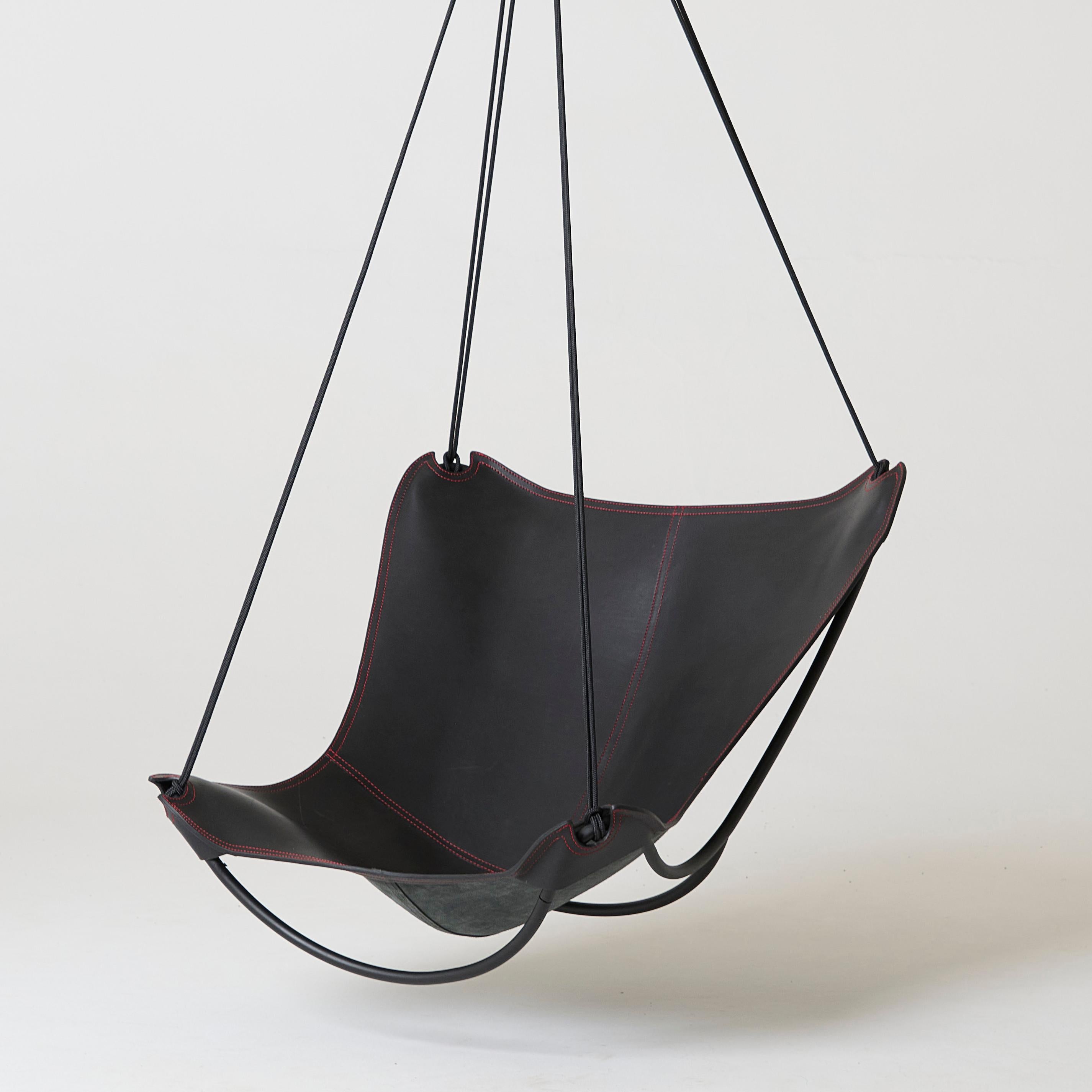 Moderne The Moderns Butterfly Hanging Swing Chair (fauteuil balançoire suspendu en cuir) en vente