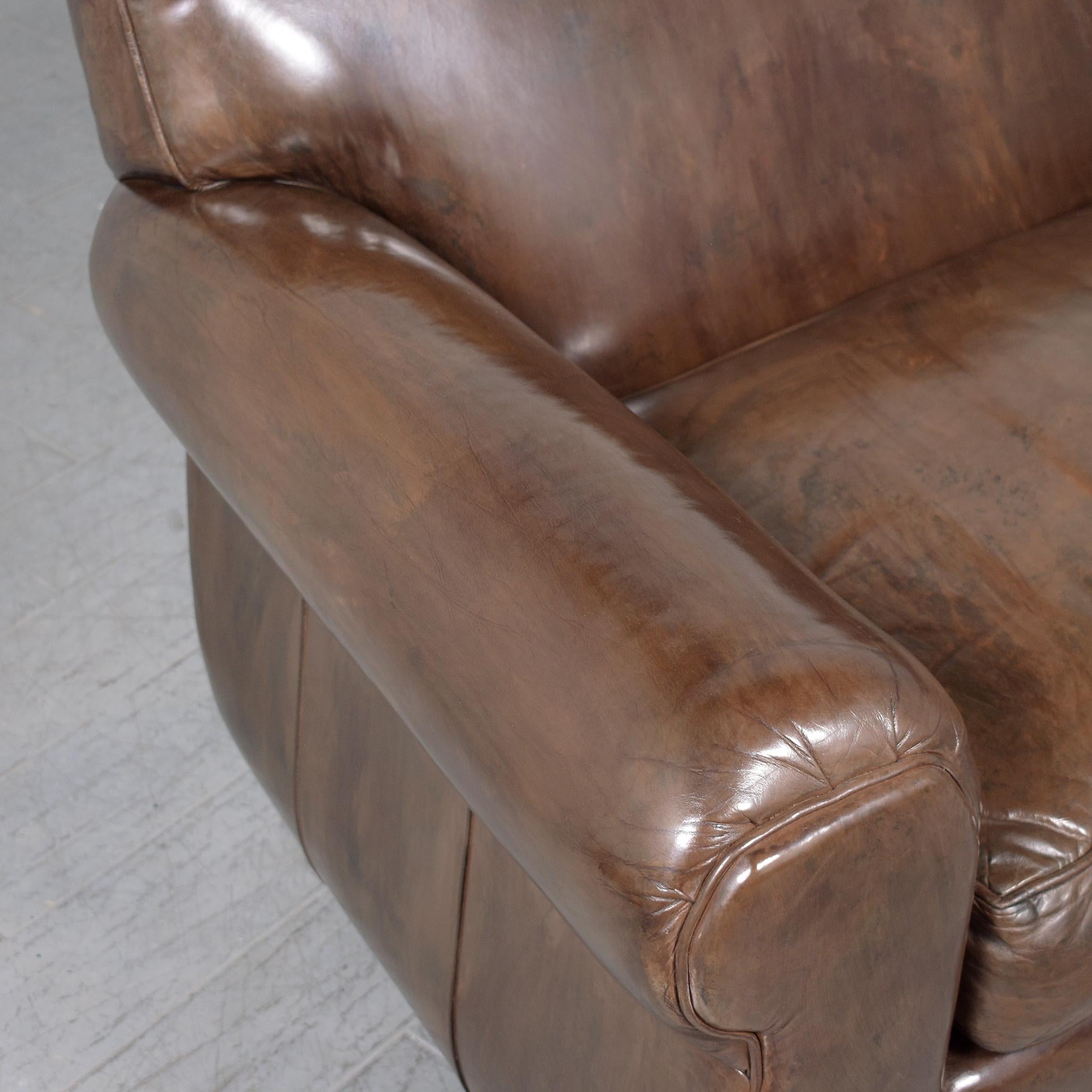 Modernes Leder-Club-Sofa: Zeitlose Eleganz & luxuriöser Komfort im Angebot 3