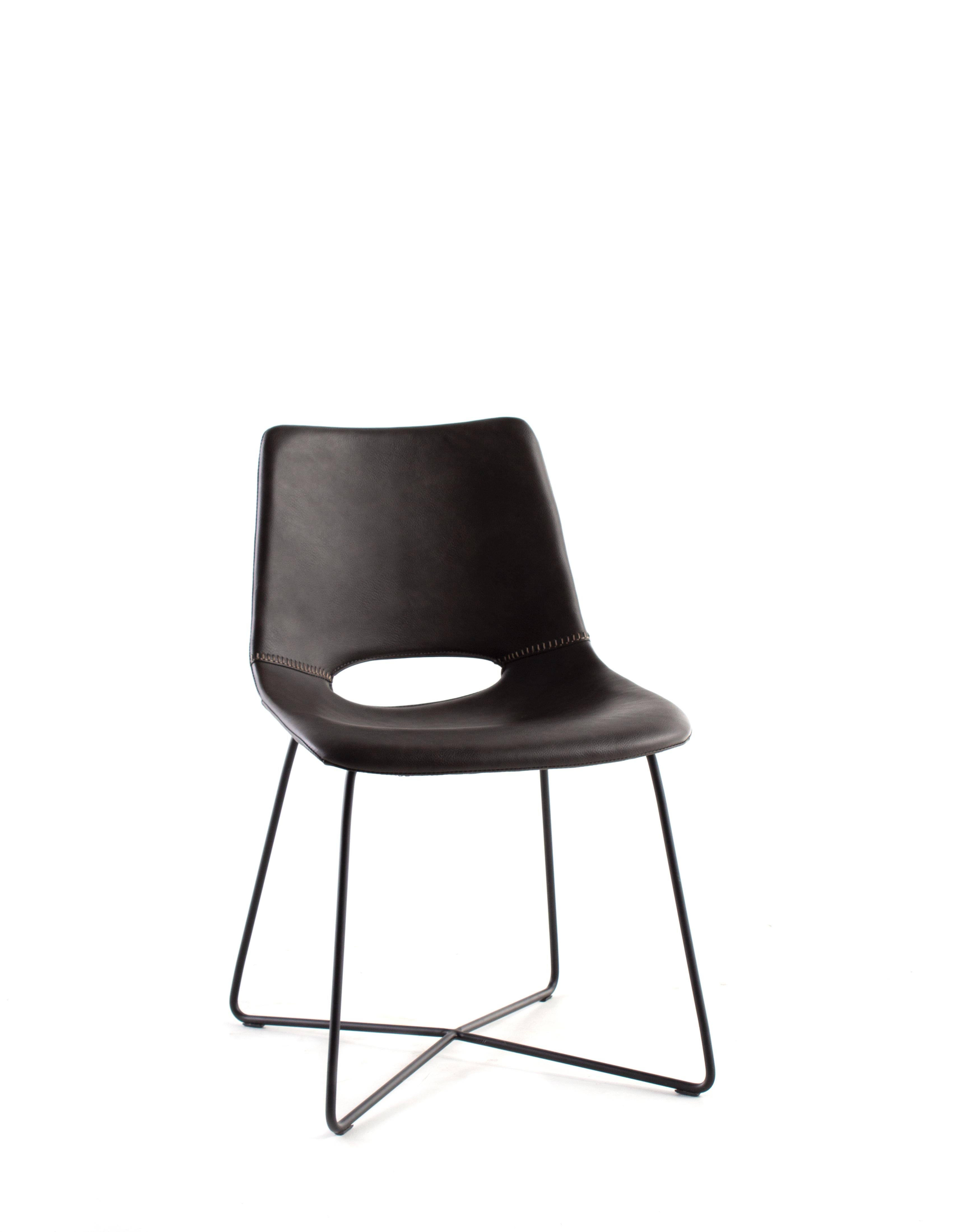 Moderner Esszimmerstuhl aus dunklem, seetangfarbenem Leder mit schwarzen Stahlbeinen.

Dieses Stück ist Teil von Brendan Bass' einzigartiger Kollektion Le Monde. Die Kollektion Le Monde, französisch für 