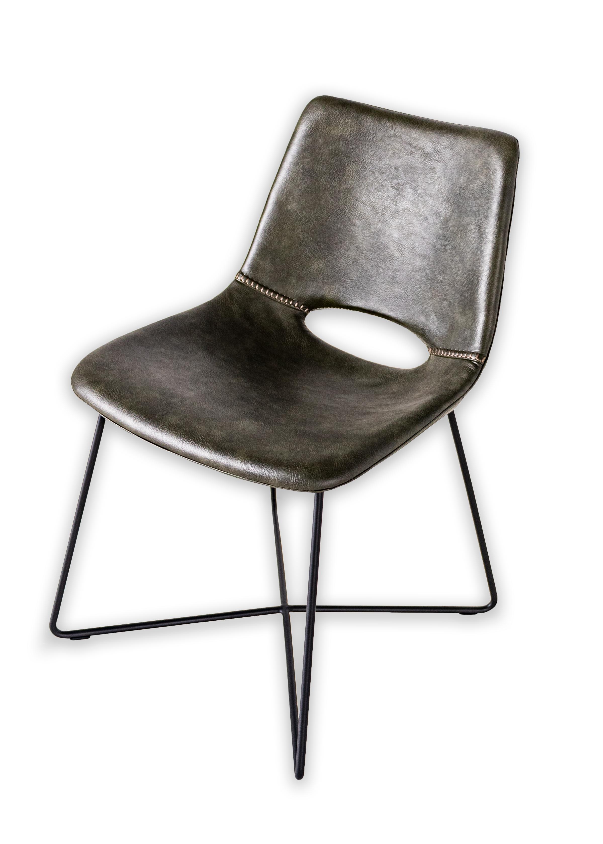 Moderner Esszimmerstuhl aus Leder mit schwarzen Stahlbeinen.

Dieses Stück ist Teil von Brendan Bass' einzigartiger Kollektion Le Monde. Die Kollektion Le Monde, französisch für 