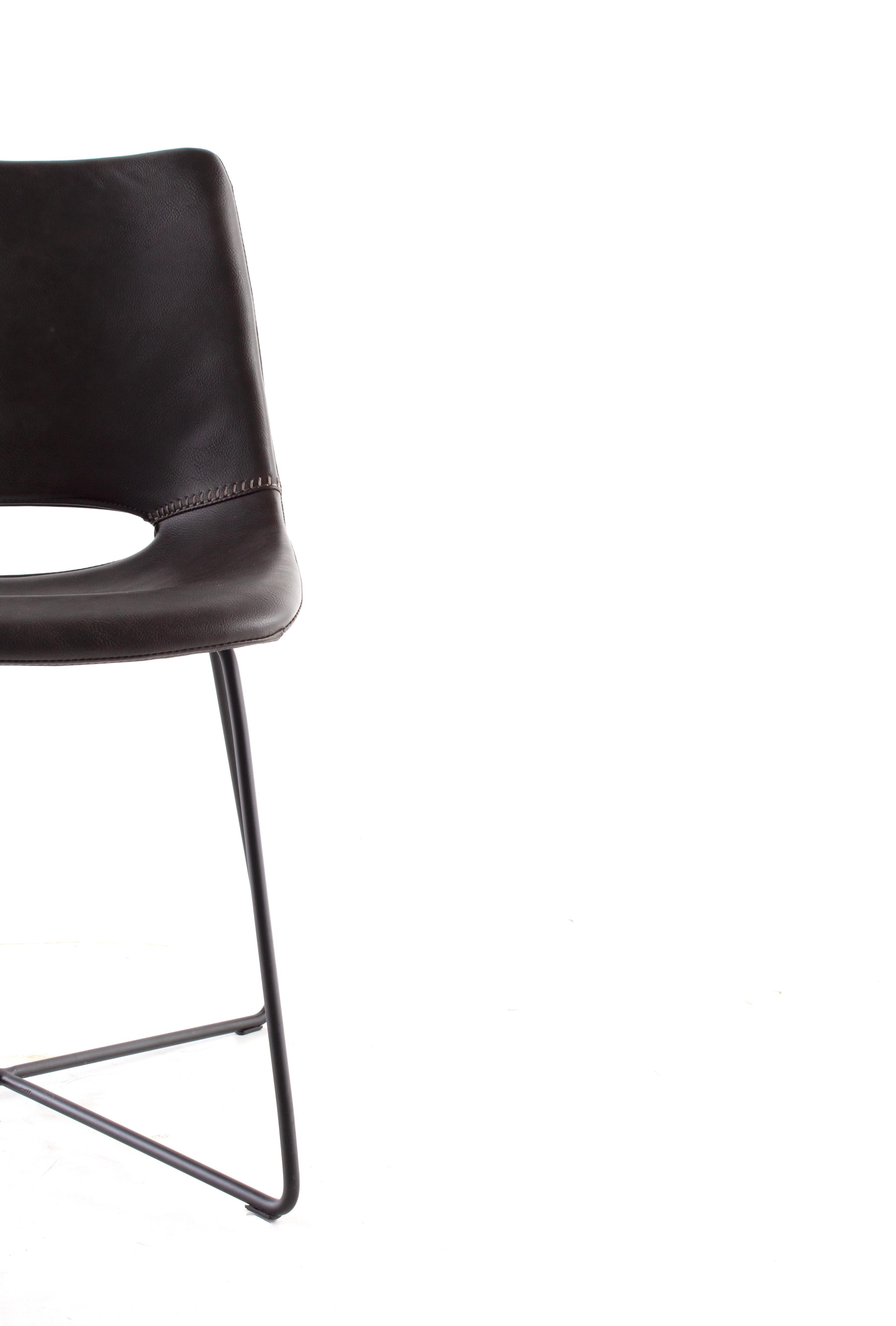 Moderner Esszimmerstuhl aus Leder mit Beinen aus schwarzem Stahl (Belgisch) im Angebot