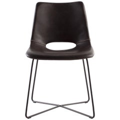 Sedia da pranzo moderna in pelle con gambe in acciaio nero