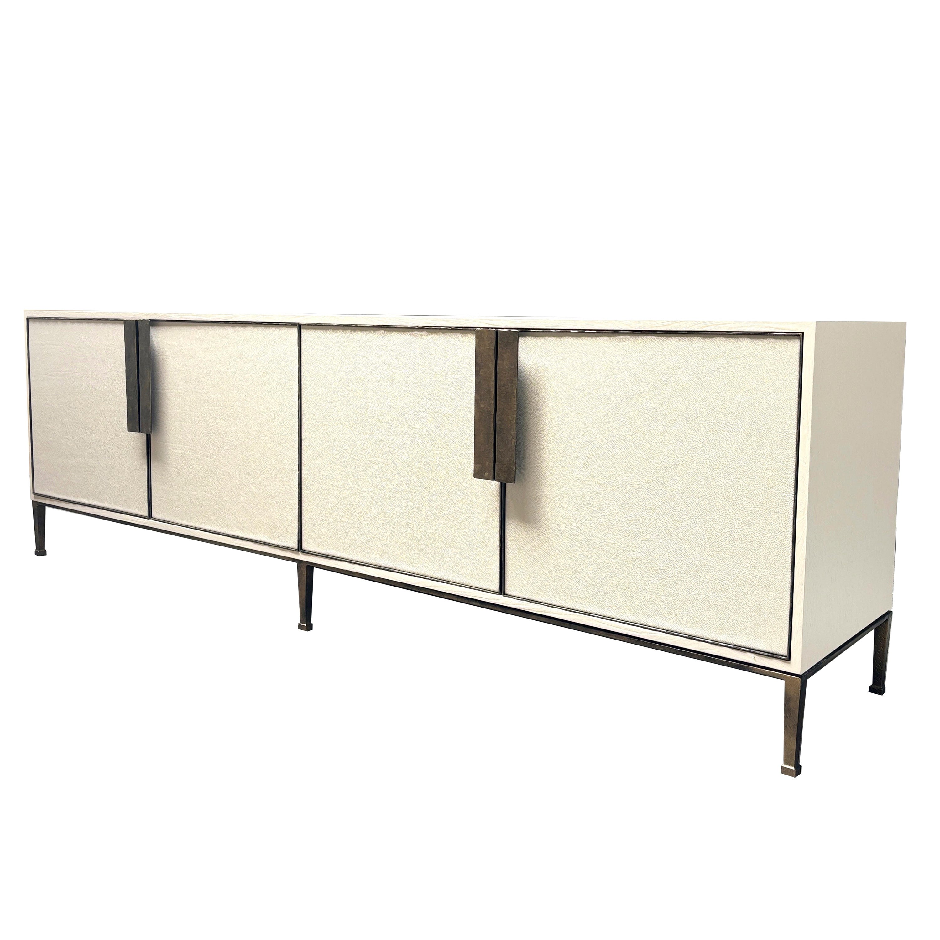 Moderne Lederkommode auf Metallsockel aus Mailand im Angebot