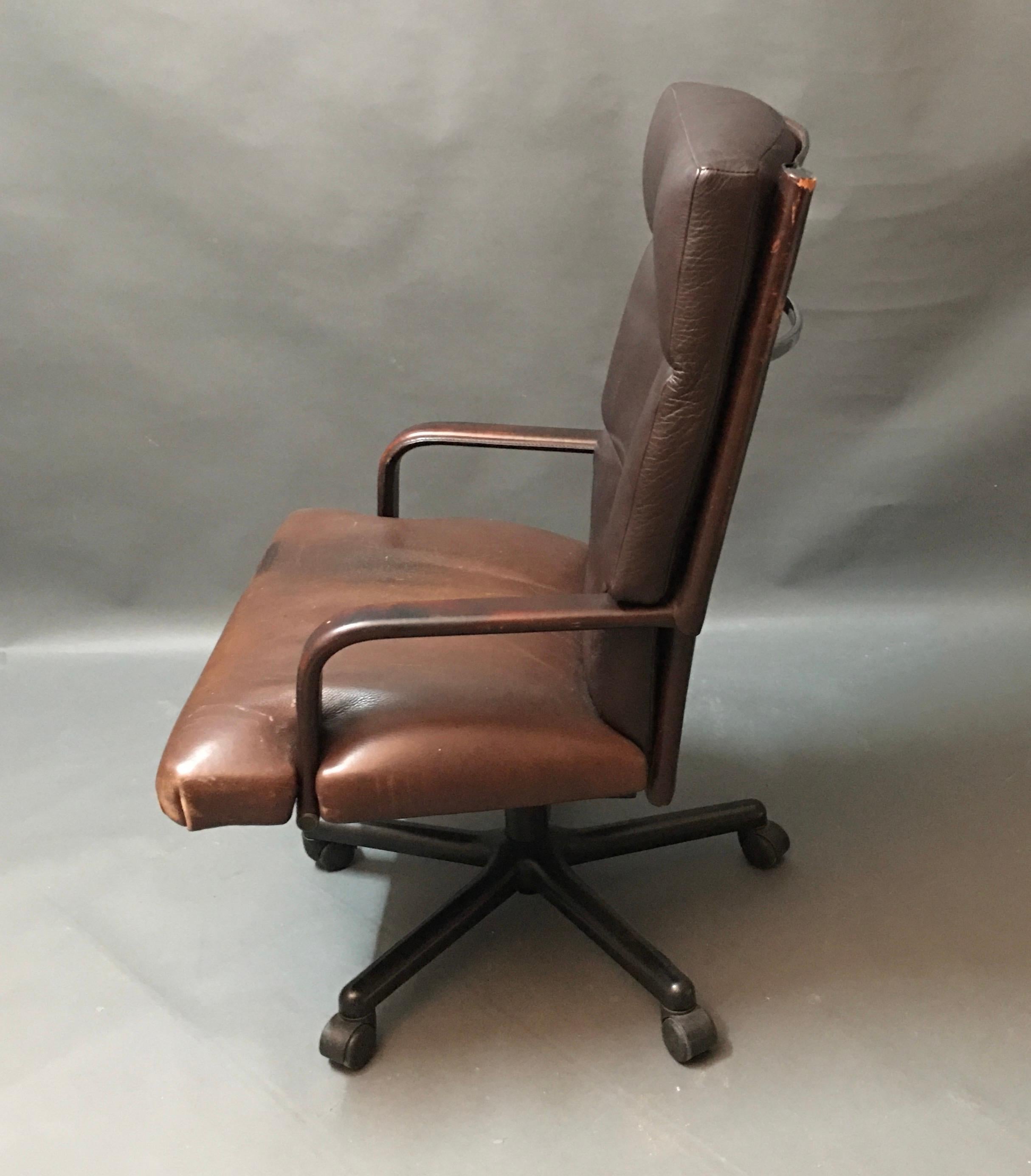Schöner eleganter und praktischer dunkelbrauner Lederdrehsessel
Mit kippbarem Sockel und vier praktischen Rollen
Unterschrift auf der Unterseite der Rückenlehne 

Jedes Stück unserer Galerie wird auf Wunsch von einem Echtheitszertifikat begleitet,