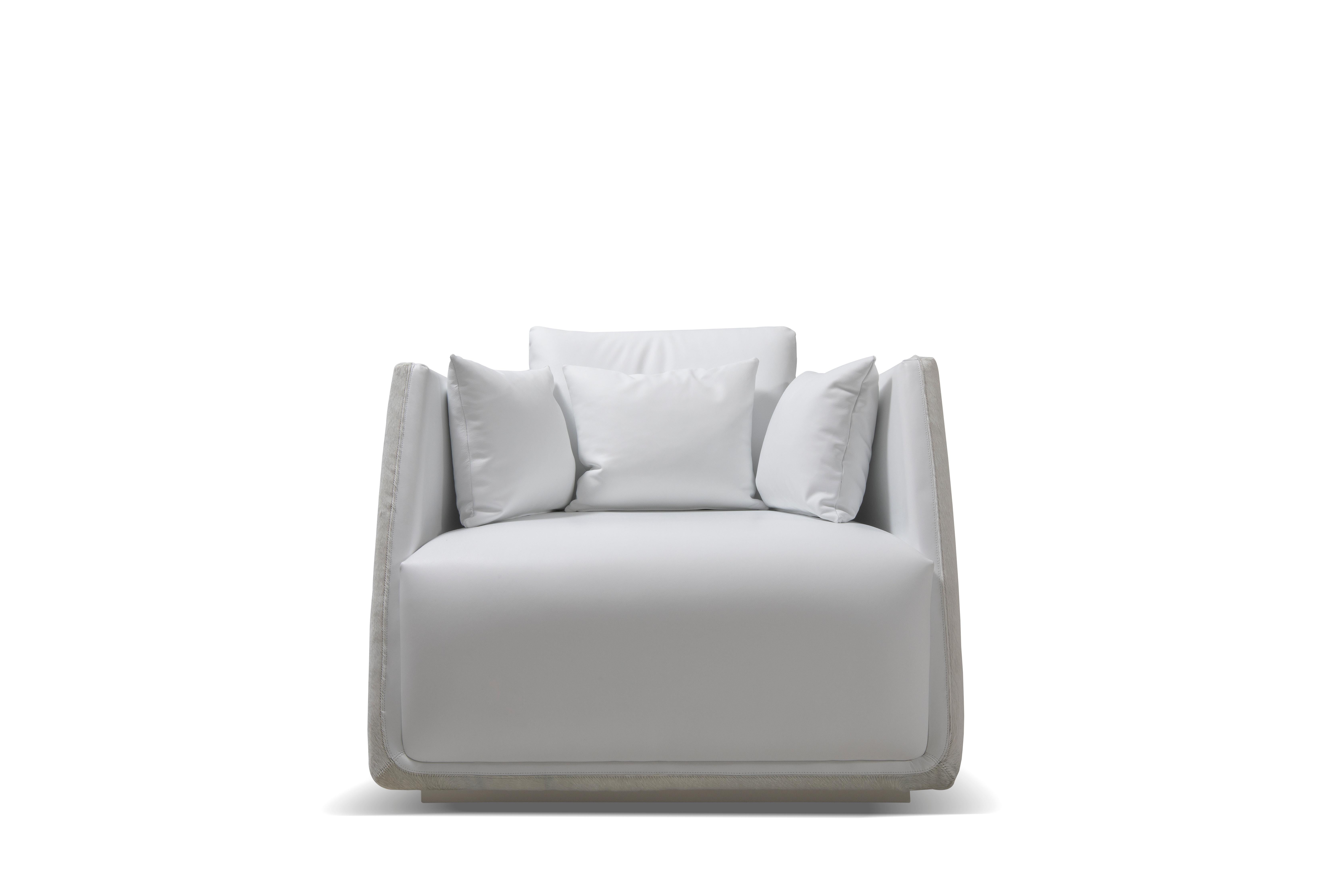 Le design du fauteuil pivotant PALM BAY présente un corps semi-circulaire unique à double courbure qui confère à ce fauteuil fermeté et élégance. Sa forme rigoureuse et agréablement incurvée se prolonge par de minces accoudoirs qui permettent de