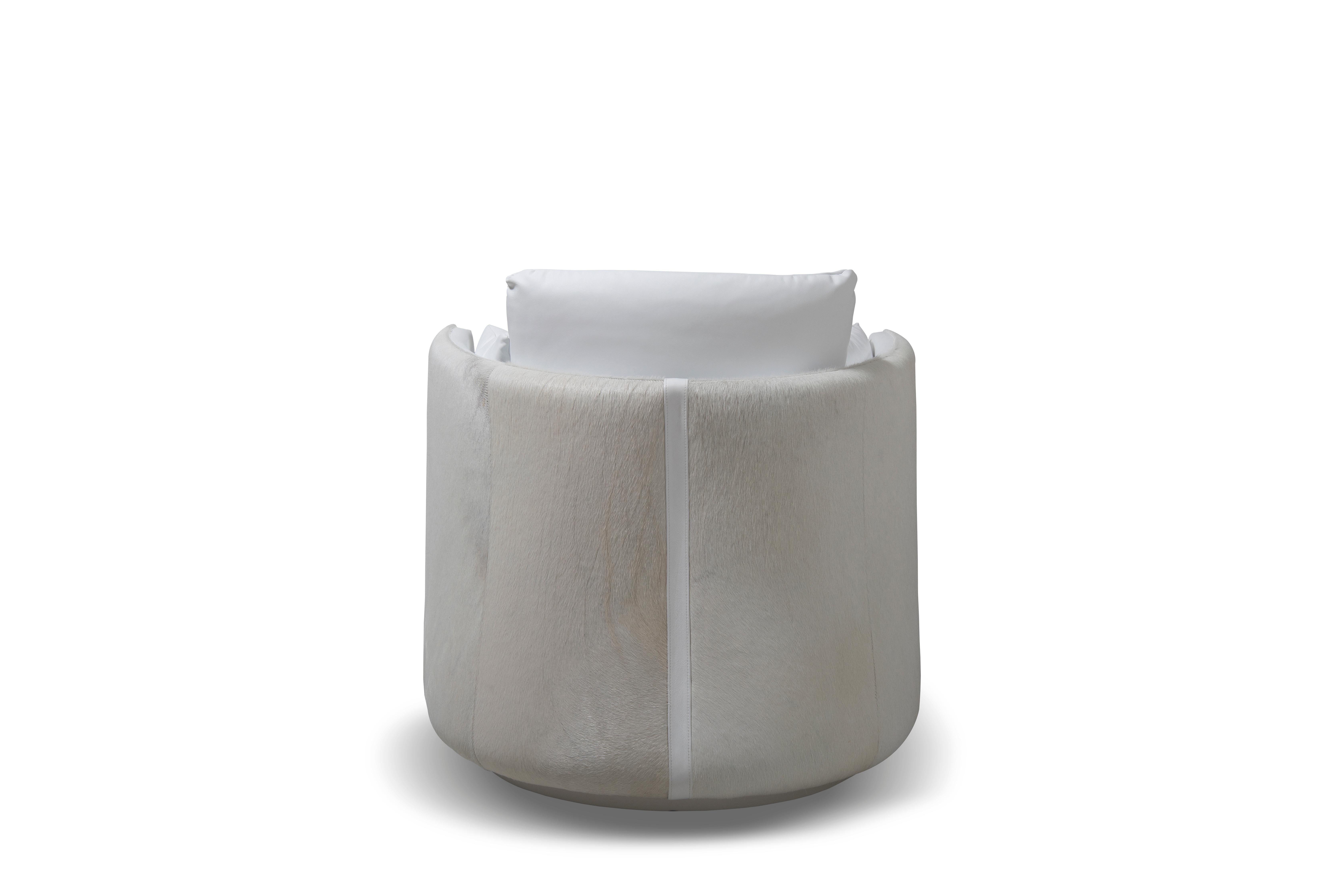 Italian Modern Leather Semicircular Swivel Armchair - Off White For Sale
