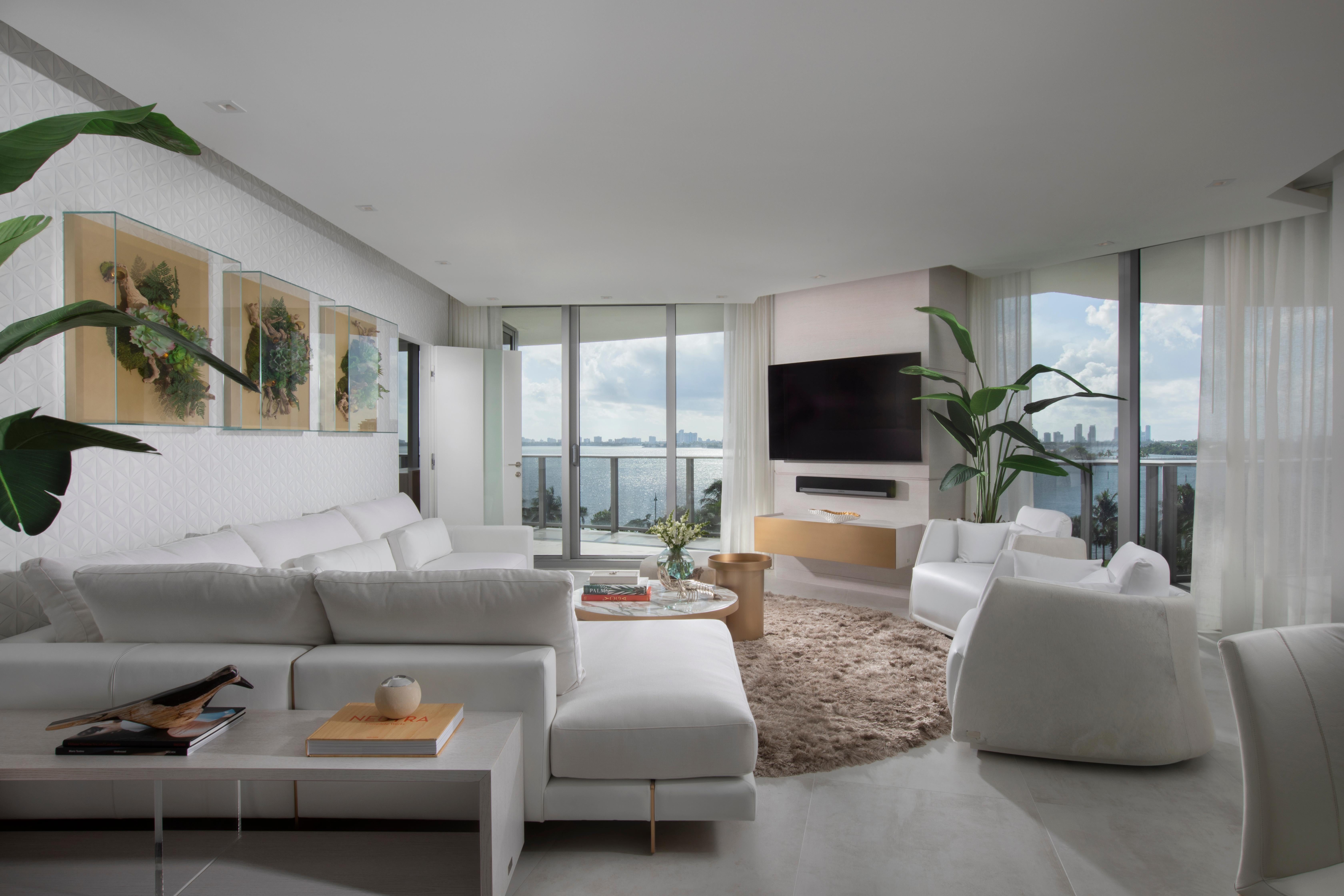 italien Fauteuil pivotant semi-circulaire en cuir moderne blanc cassé en vente