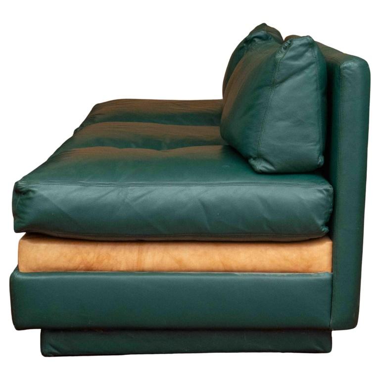 Dunkelgrünes und sattelfarbenes, gepolstertes Schlafsofa mit drei Rücken- und drei Sitzkissen über einem Sockel.  32
