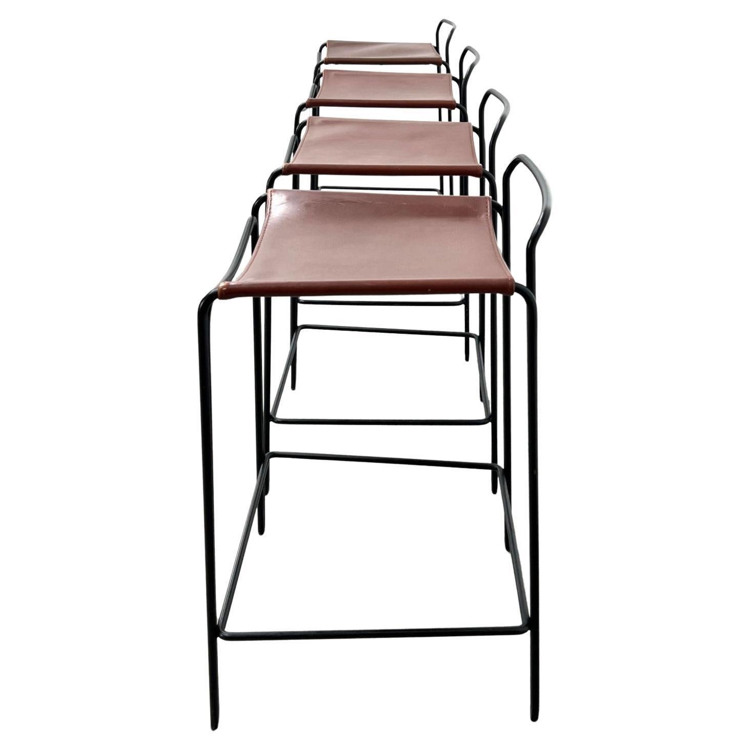 Moderne Hocker Trace in braunem Leder mit schwarzem Eisengestell von Mark Daniel Design. Große Lederriemen minimalistisches Design mit schwarzem Lack Stahlrahmen guten gebrauchten Zustand. Liegt in Brooklyn NYC 

(4) Hocker verfügbar 

Abmessungen: