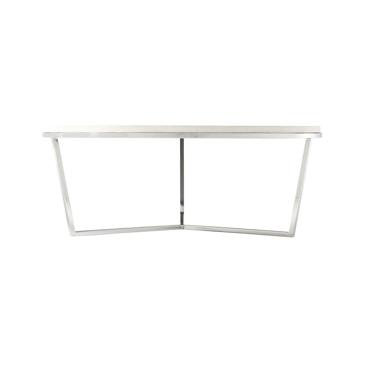 Une table basse moderne en cuir avec un bord en escalier. Ce plateau circulaire en cuir gaufré repose sur une base en finition nickel poli.

Dimensions : 47,25