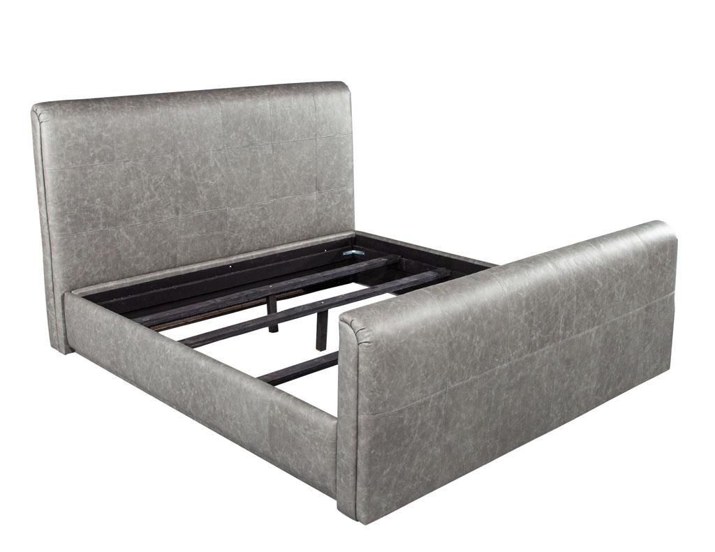 Gönnen Sie sich den Inbegriff von zeitgemäßem Komfort mit unserem modernen Lederpolsterbett. Aus feinstem italienischem Leder gefertigt, strahlt sein luxuriöser Grauton einen Hauch von Raffinesse und Eleganz aus. Das einzigartige quadratische Muster