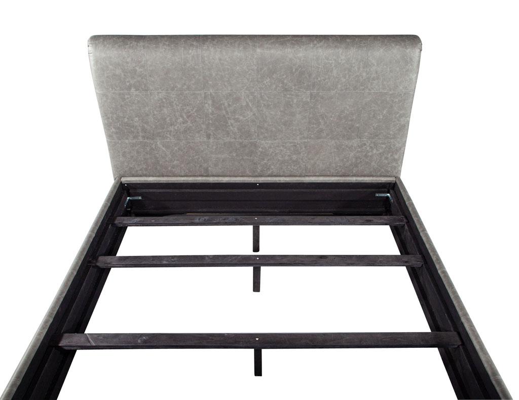 Moderner gepolsterter King-Bettrahmen aus Leder im Angebot 1