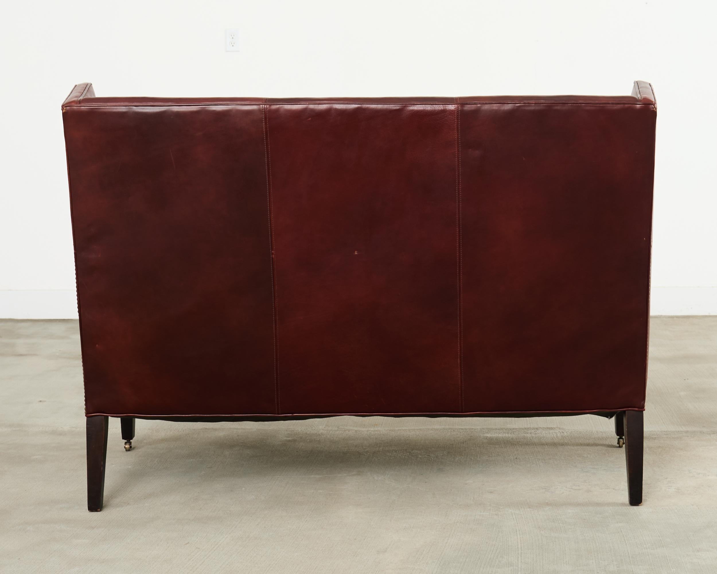 Sofá Settee moderno de cuero con respaldo y ruedas en venta 12