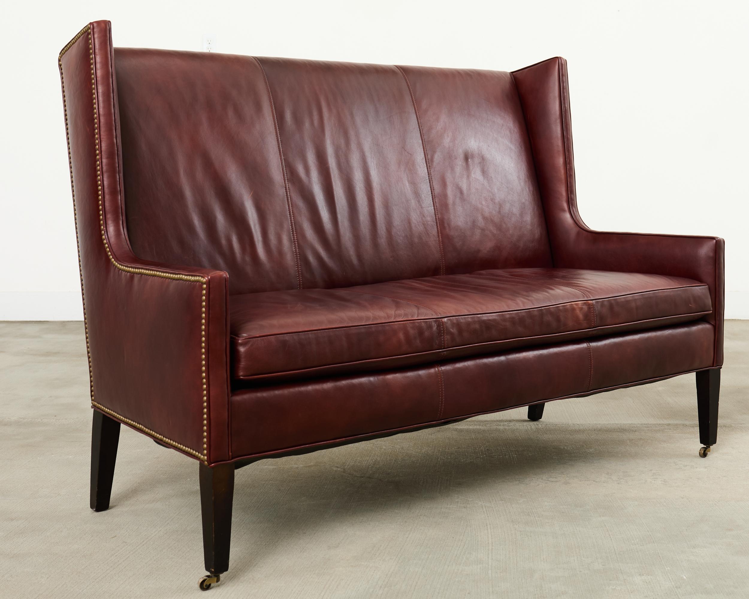 Sofá Settee moderno de cuero con respaldo y ruedas Moderno en venta