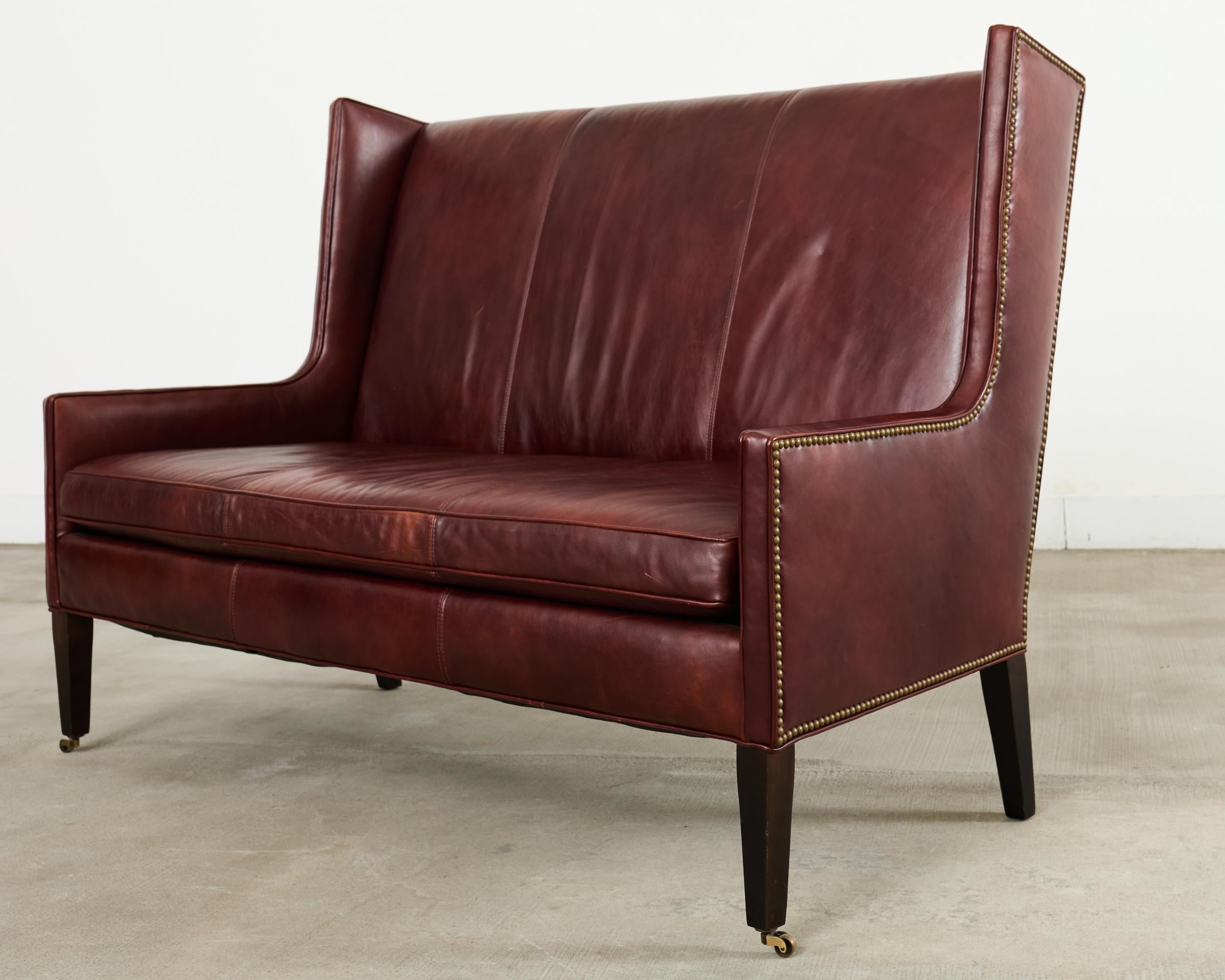 Sofá Settee moderno de cuero con respaldo y ruedas Hecho a mano en venta