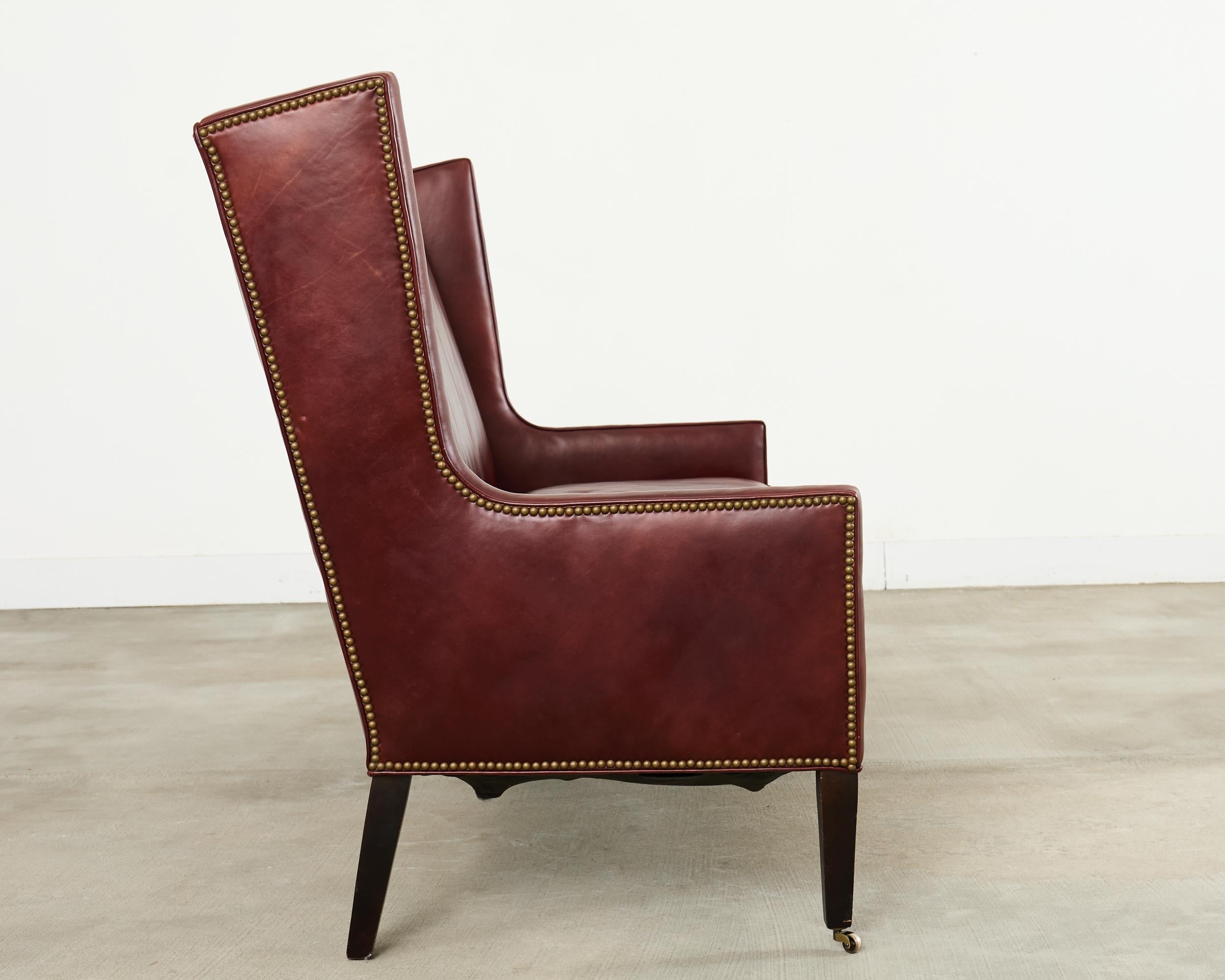Sofá Settee moderno de cuero con respaldo y ruedas en Bueno estado para la venta en Rio Vista, CA