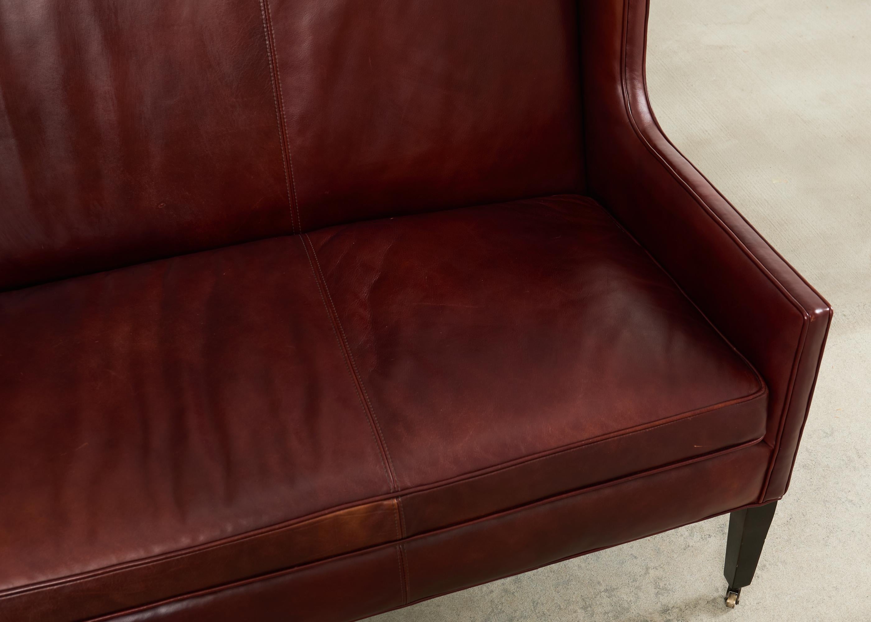 Sofá Settee moderno de cuero con respaldo y ruedas Latón en venta