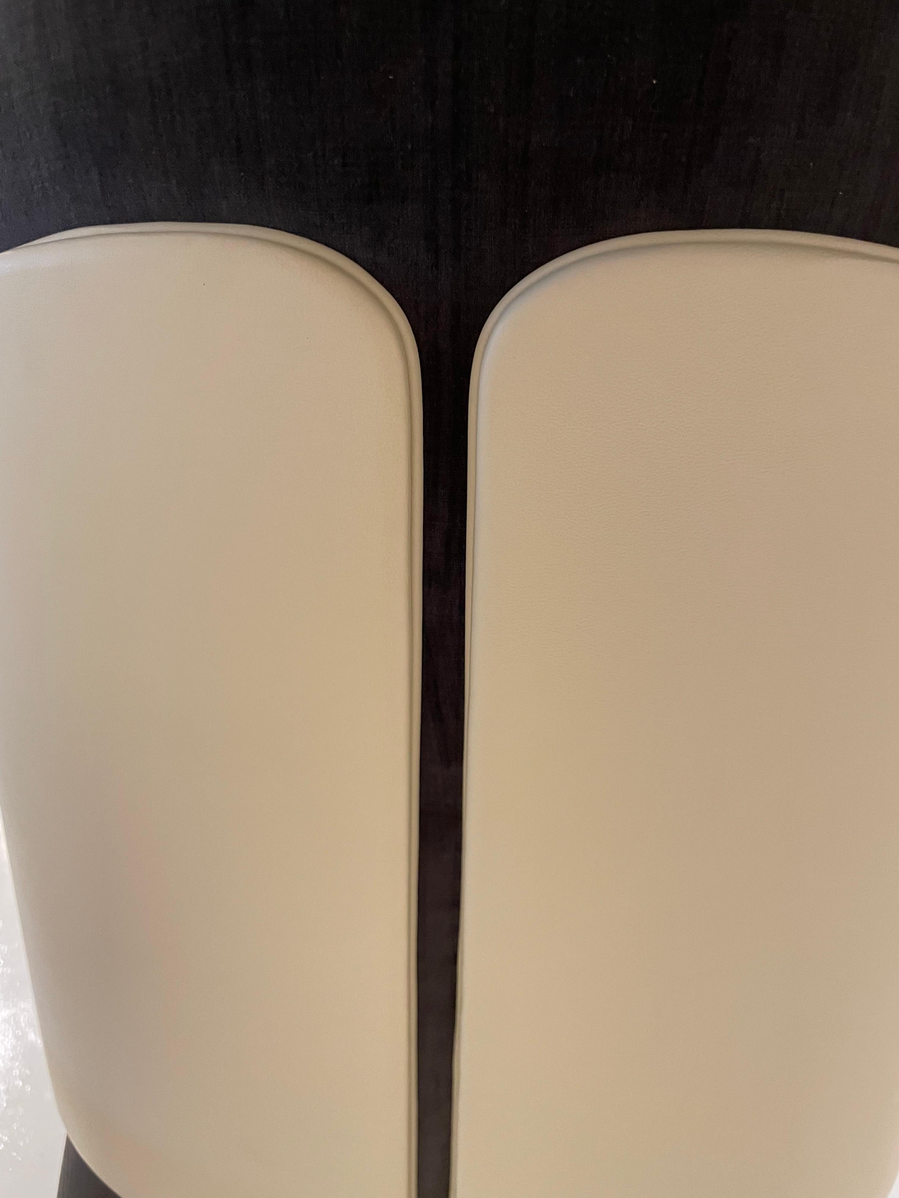 Moderner moderner Esszimmerstuhl mit Lederbezug aus Samt II, entworfen von Steve Leung (Bronze) im Angebot