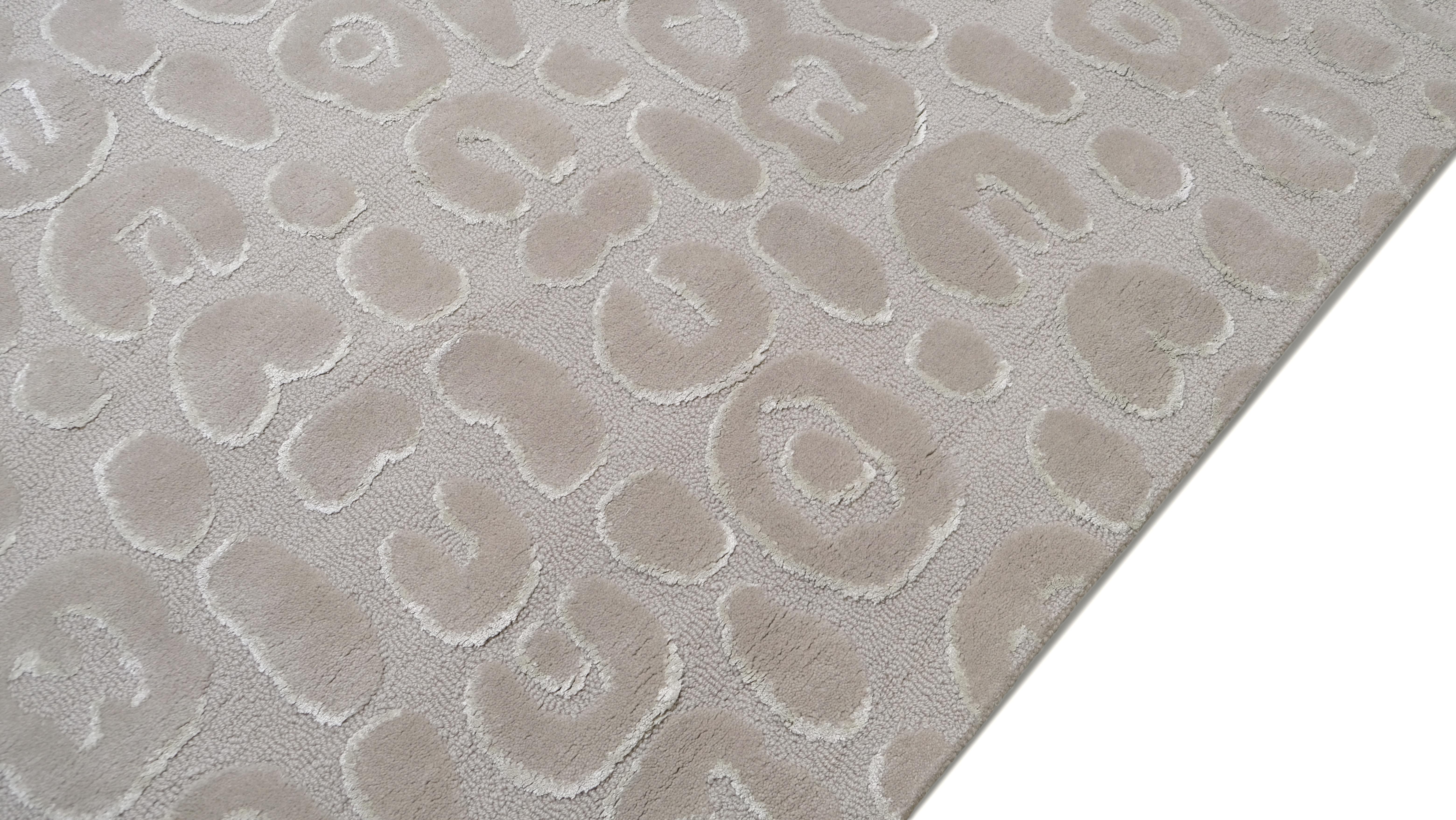 Moderne Tapis moderne texturé léopard beige et gris fait à la main 6'x9' en vente