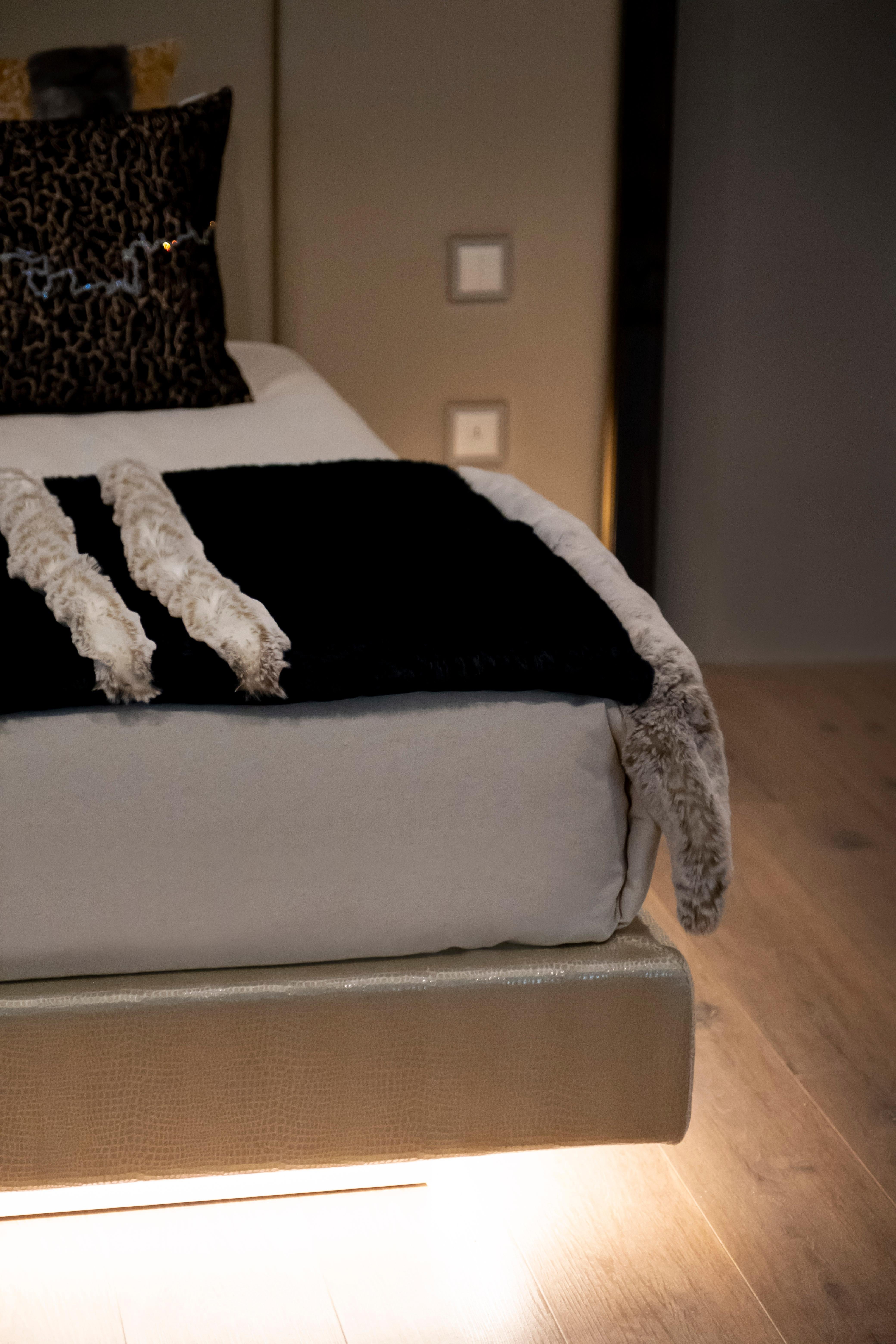 Letti US King Size Bett, Modern Collection, handgefertigt in Portugal - Europa von GF Modern.

Dieses Angebot bezieht sich auf ein US-King-Size-Bett, andere Größen sind möglich.

Die eleganten Letti  Das Bett ist mit beigefarbenem, hochwertigem