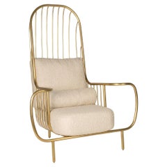 Poltrona Liberty moderna con schienale alto, ottone invecchiato e cuscini bouclé beige Lelièvre