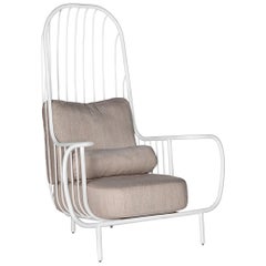 Fauteuil Liberty moderne à haut dossier en inox laqué blanc et coussins en lin