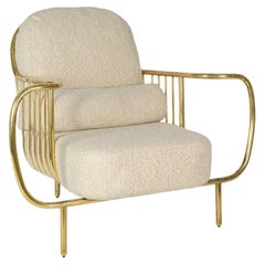 Moderner Liberty-Sessel mit niedriger Rückenlehne aus gealtertem poliertem Messing und beige Boucl-Kissen