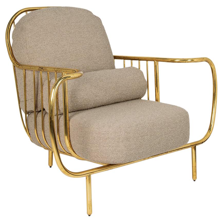 Moderner Liberty-Sessel mit niedriger Rückenlehne aus gealtertem poliertem Messing und taupefarbenen Bouclé-Kissen