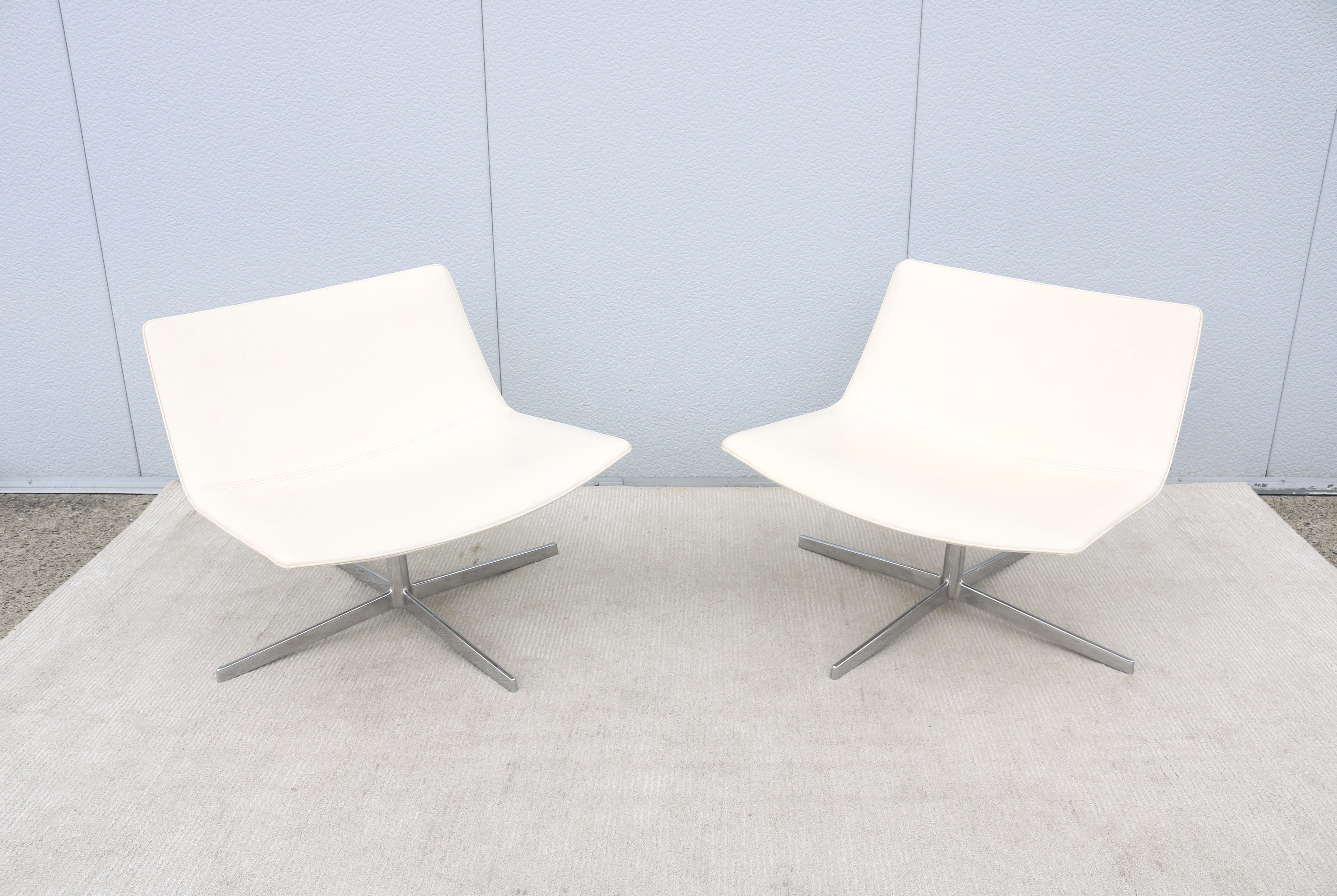 Fabulous pair of Catifa 80 swivel lounge chairs designed by Lievore Altherr Molina for the Italian manufacturer Arper.
The Catifa lounge chair can be both embracing and thin as a line. It is a synthesis of maximum generosity and minimum gesture. It