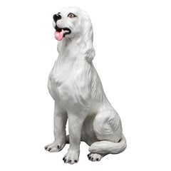 Sculpture moderne de chien assis:: grandeur nature:: en céramique blanche