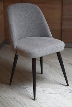 Chaise de salle à manger moderne en frêne gris clair avec base en acier et pieds coniques noirs