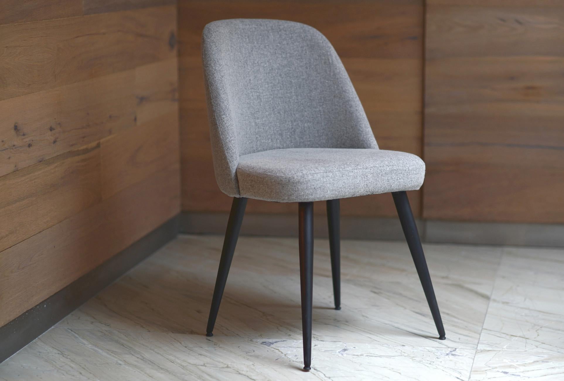 Messicano Sedia da pranzo moderna in tessuto grigio cenere chiaro con base in acciaio e gambe coniche nere in vendita
