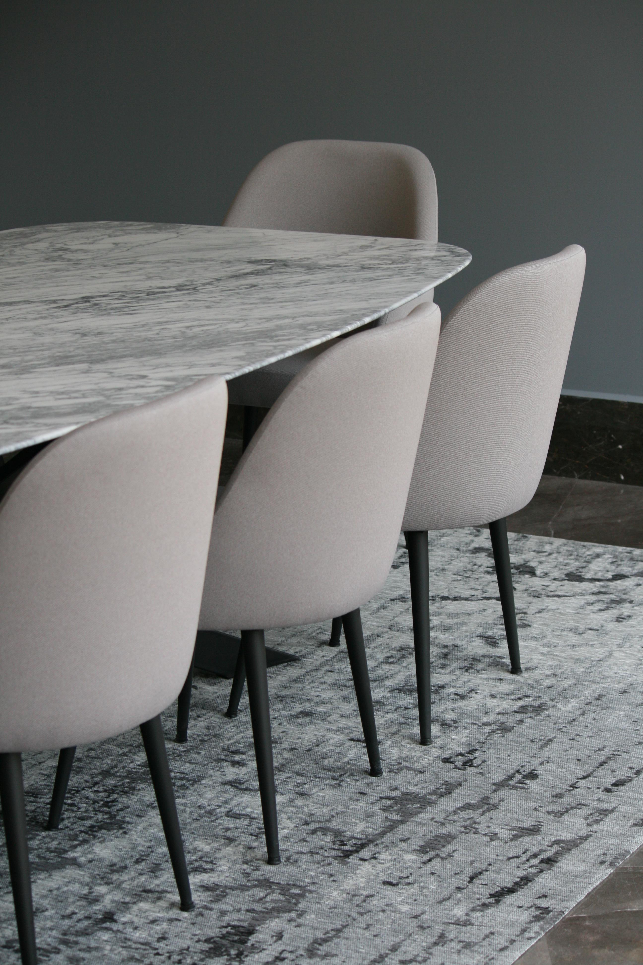 Sedia da pranzo moderna in tessuto grigio cenere chiaro con base in acciaio e gambe coniche nere In condizioni Nuovo in vendita a Mexico, MX