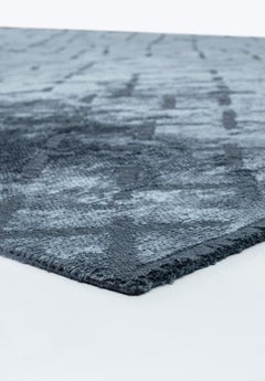 Tappeto moderno con motivo astratto all over di colore blu chiaro con o senza frange