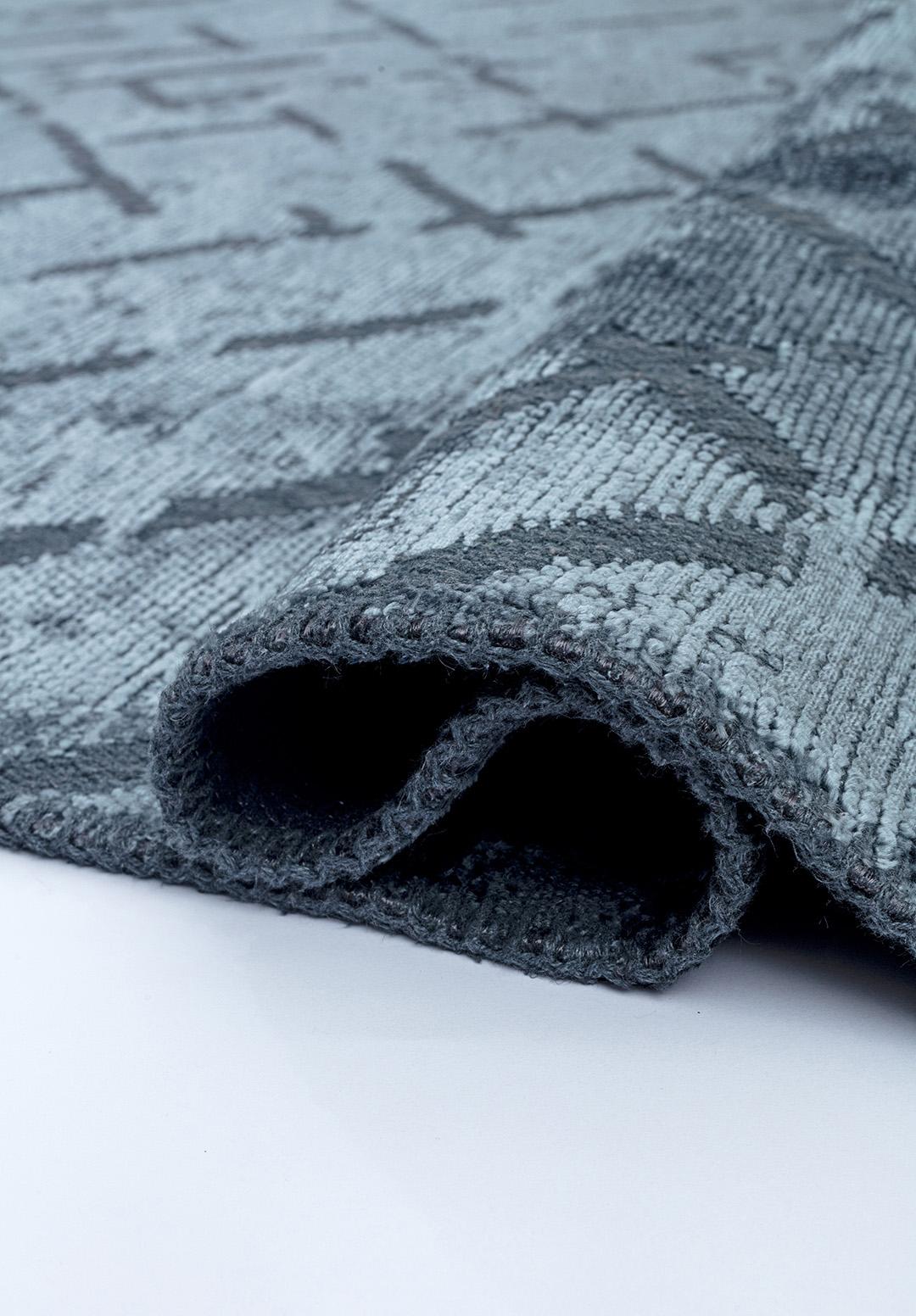 Moderner hellblauer Teppich mit abstraktem All-Over-Muster mit oder ohne Fransen (Postmoderne) im Angebot