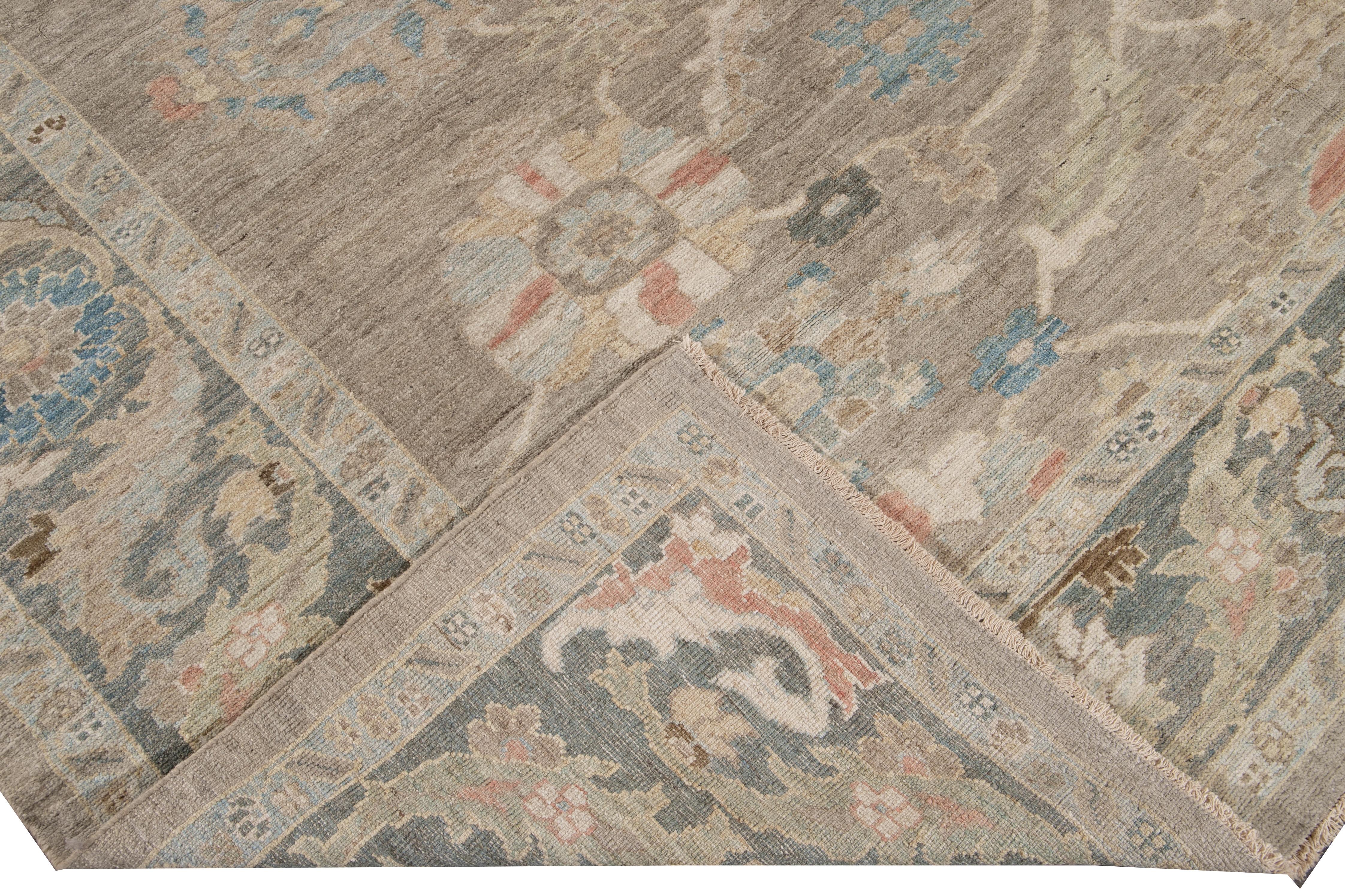 Preciosa alfombra moderna de lana anudada a mano Sultanabad Rugs de gran tamaño con un campo marrón claro. Esta alfombra Sultanabad tiene un marco gris y un acento multicolor en un precioso diseño de medallón floral clásico.

Esta alfombra mide