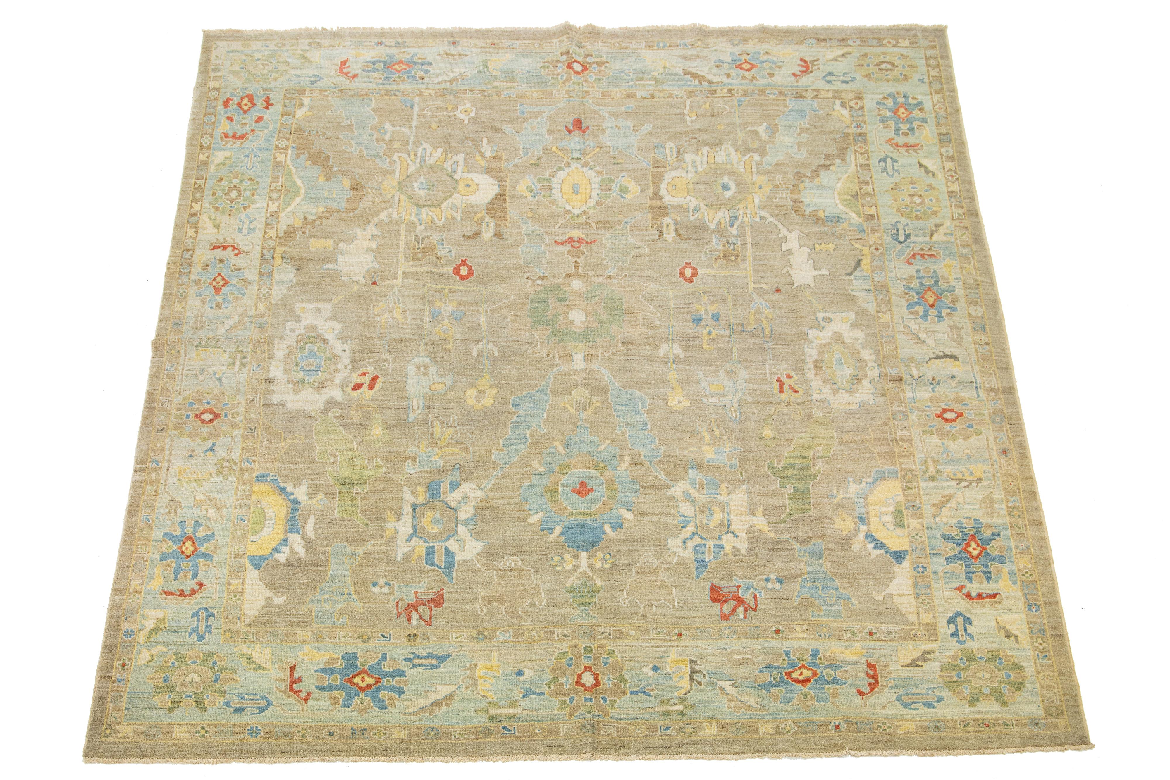 Schöner quadratischer Sultanabad-Teppich aus handgeknüpfter Wolle mit hellbraunem Feld. Dieser Sultanabad-Teppich hat einen blauen Rahmen und mehrfarbige Akzente in einem herrlichen klassischen Blumenmuster.

Dieser Teppich misst 10'4