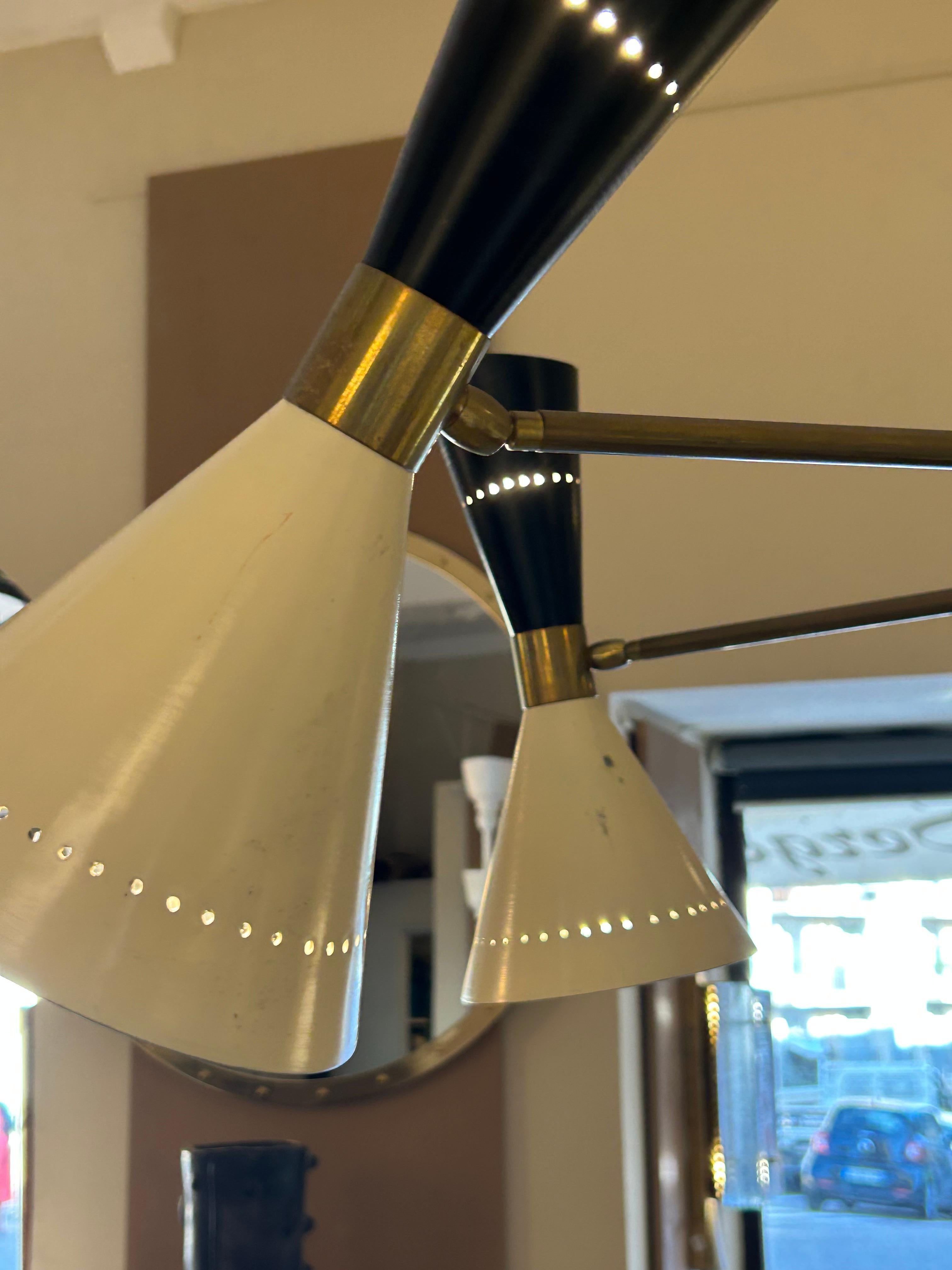Questa lampada a sospensione presenta uno stile decisamente moderno di metà secolo, tipico degli anni Cinquanta e Sessanta. Vanta un'estetica retrò ma elegante, ideale per un arredamento vintage o contemporaneo.

Struttura principale:
Composto da