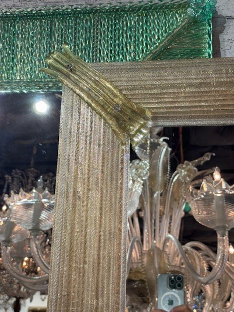 Italiano Specchio moderno in vetro Twist di Murano color oro chiaro in vendita