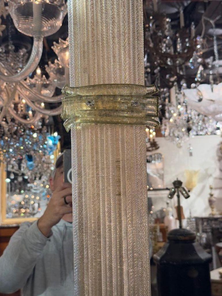 XXI secolo e contemporaneo Specchio moderno in vetro Twist di Murano color oro chiaro in vendita