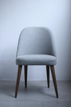 Chaise de bureau moderne en tissu gris clair avec base en noyer