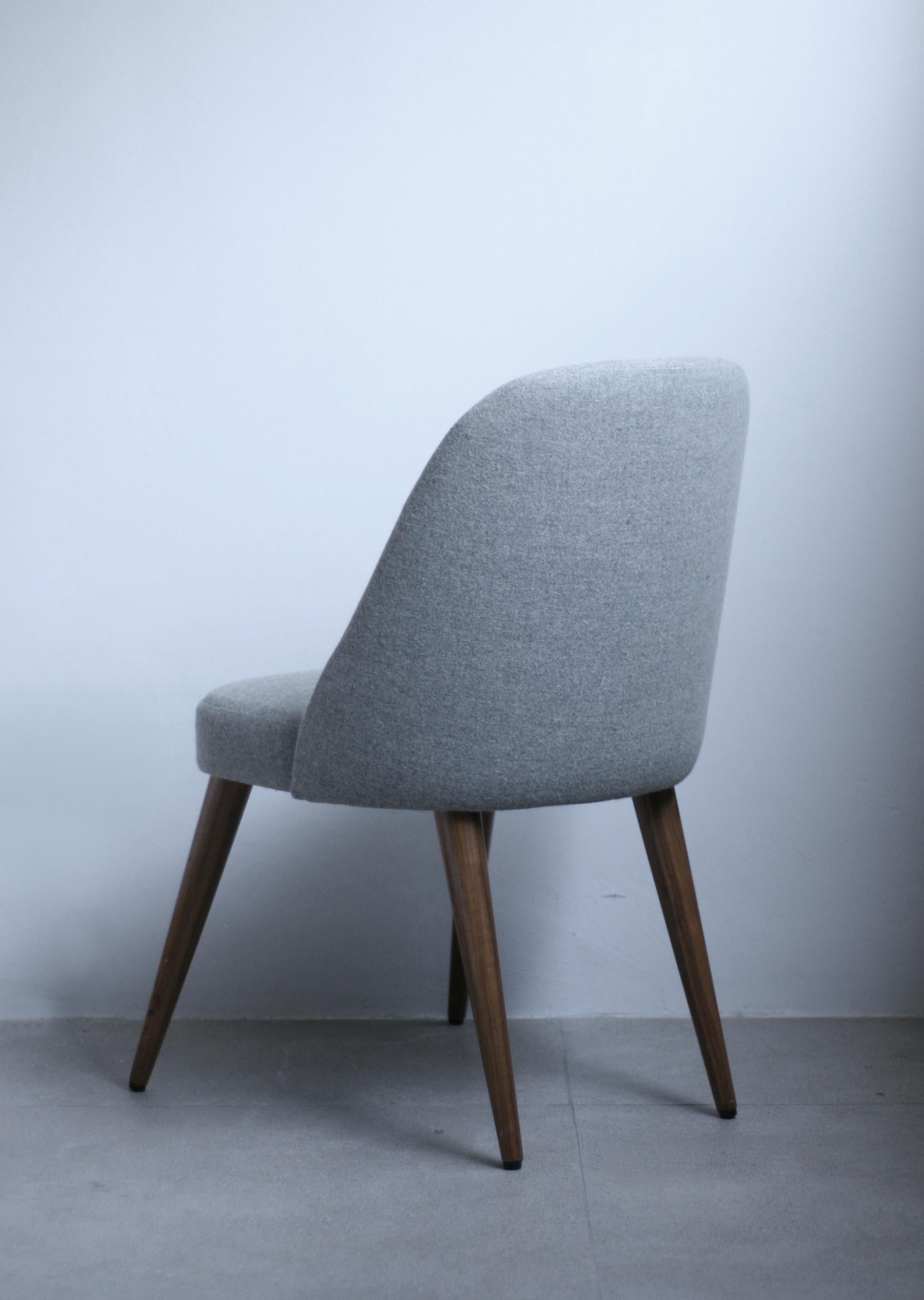 Modern Light Gray Fabric Desk Chair with Walnut Base In New Condition For Sale In Mexico, MX