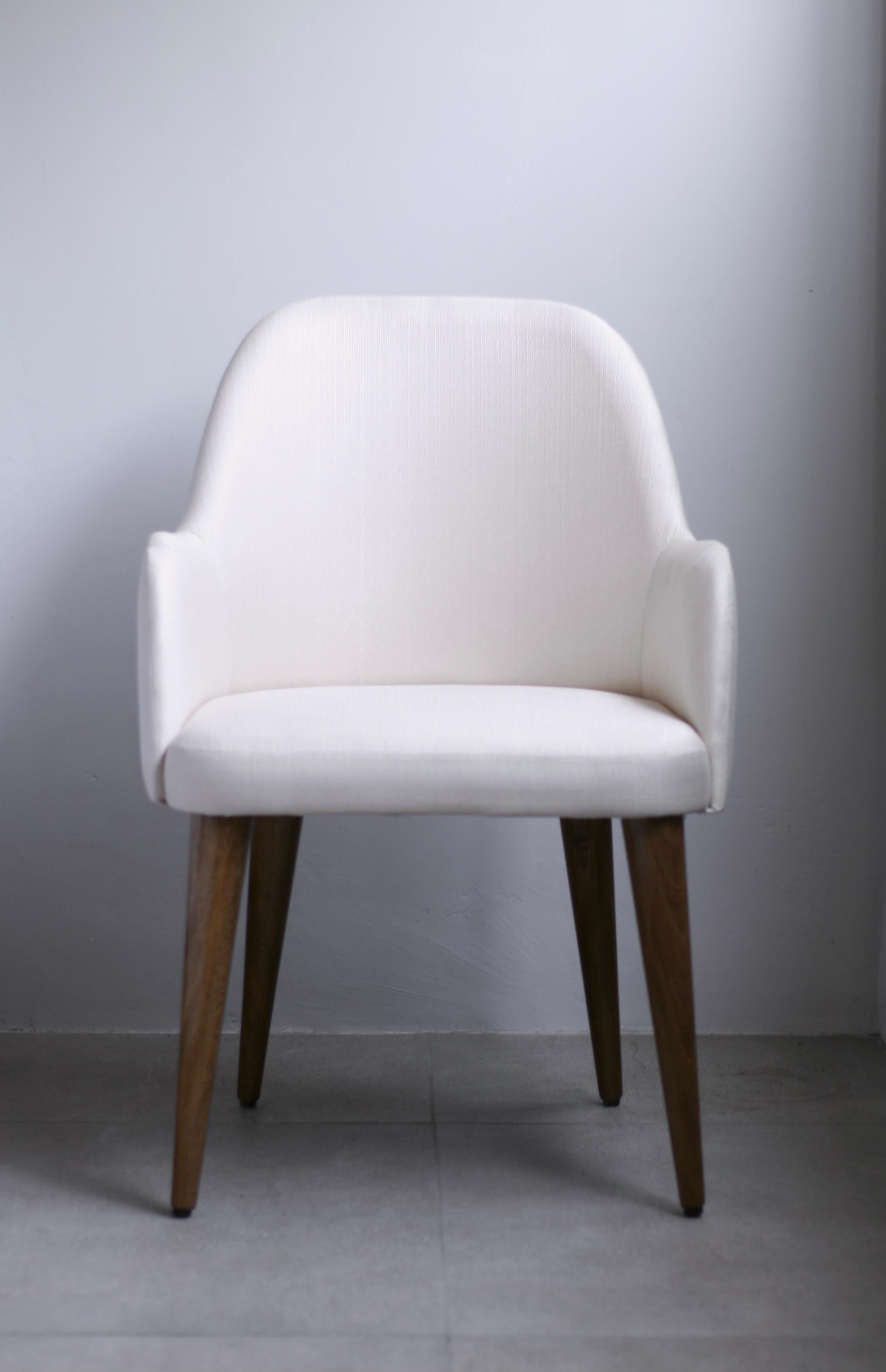 Modern Light Ivory Cream Fabric Dining Armchair with Oak Base In New Condition For Sale In Mexico, MX