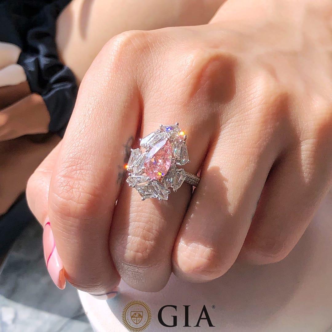 Women's Modern Light Pink Pear Cut Diamond Ring 2 carat VS1 GIA certified For Sale