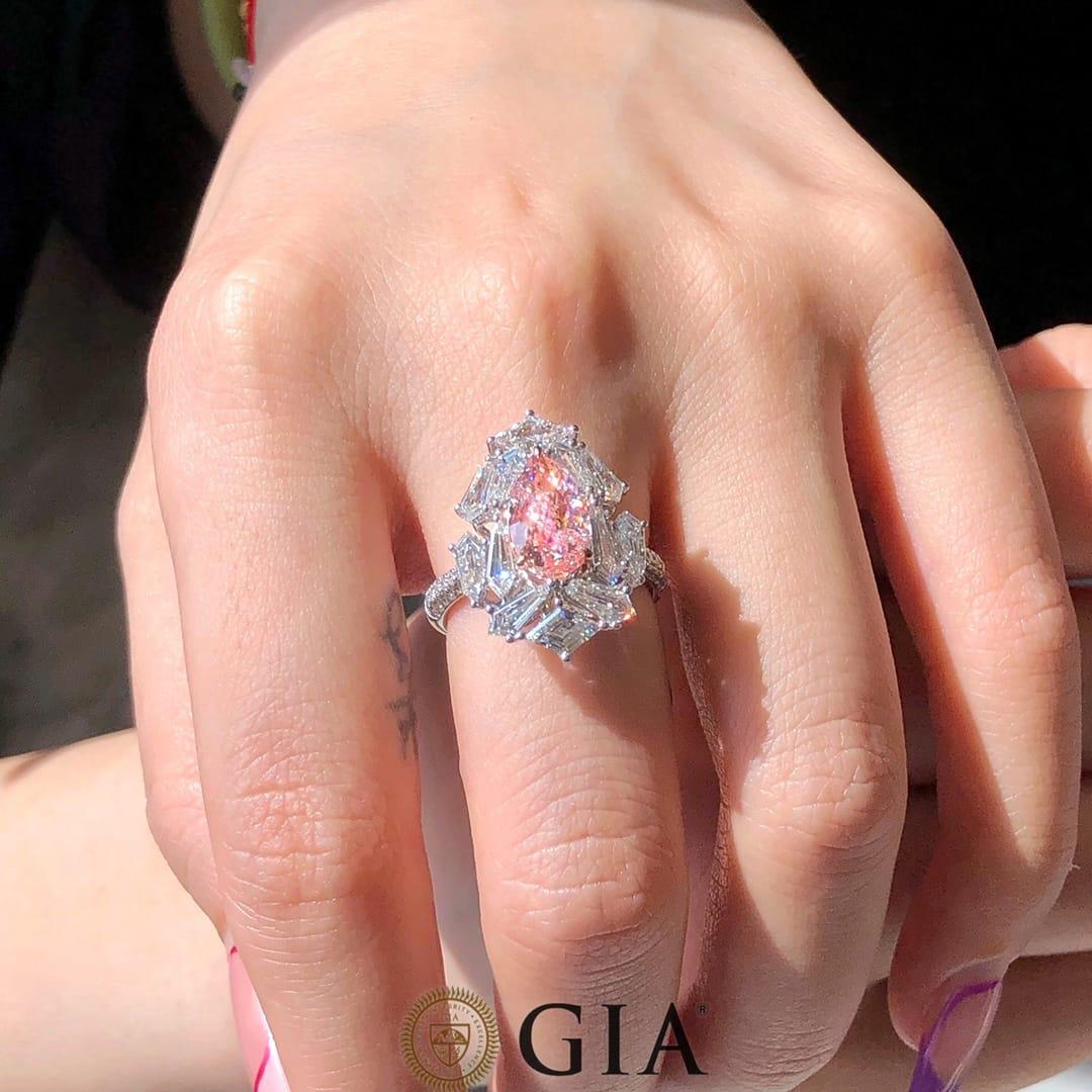Modern Light Pink Pear Cut Diamond Ring 2 carat VS1 GIA certified For Sale 1