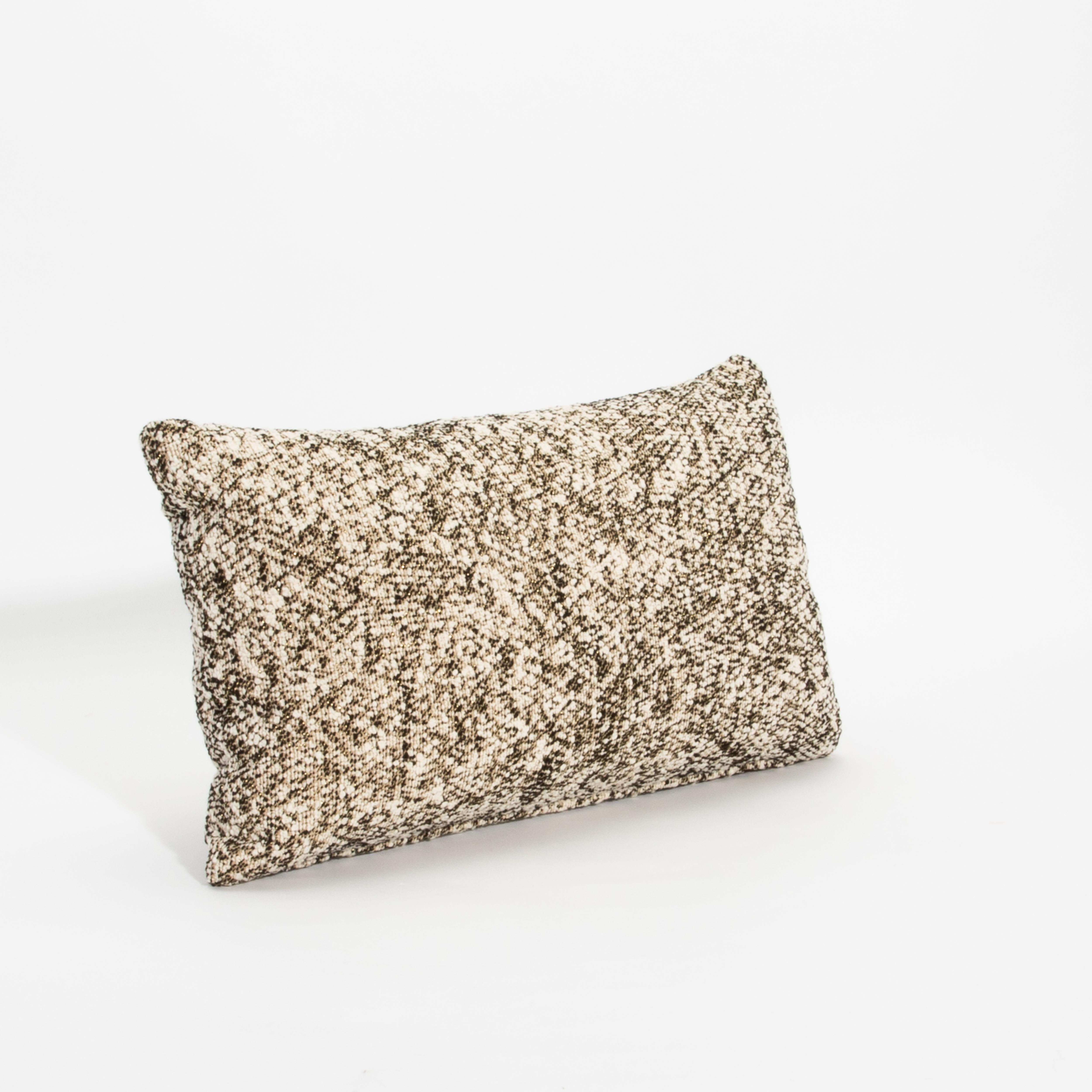 Il cuscino Elitis Light Woven di MOGUL è una lussuosa miscela di texture e artigianalità, che mette in mostra la raffinata maestria del tessuto Elitis. L'intricato motivo intrecciato combina cotone e lino di prima qualità, creando una superficie